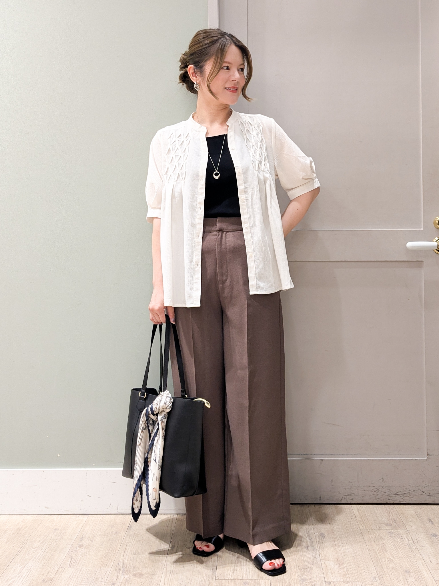 kuwawaさんの「grove｜【貴島明日香さん着用/体型カバー】ON・OFF使えるスモッキングタックブラウス」を使ったコーディネート