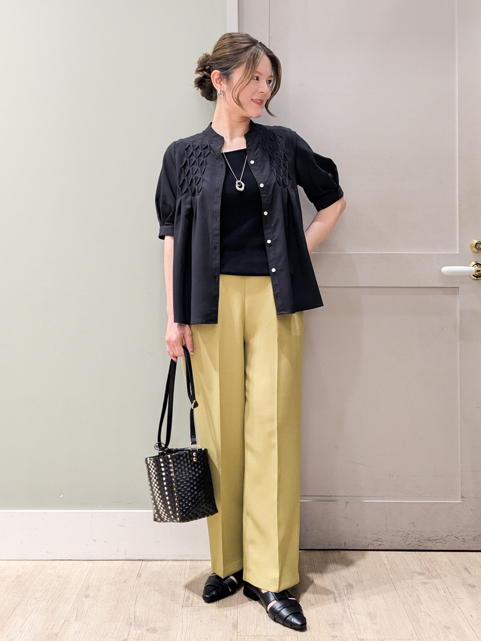 kuwawaさんの「grove｜【貴島明日香さん着用/体型カバー】ON・OFF使えるスモッキングタックブラウス」を使ったコーディネート