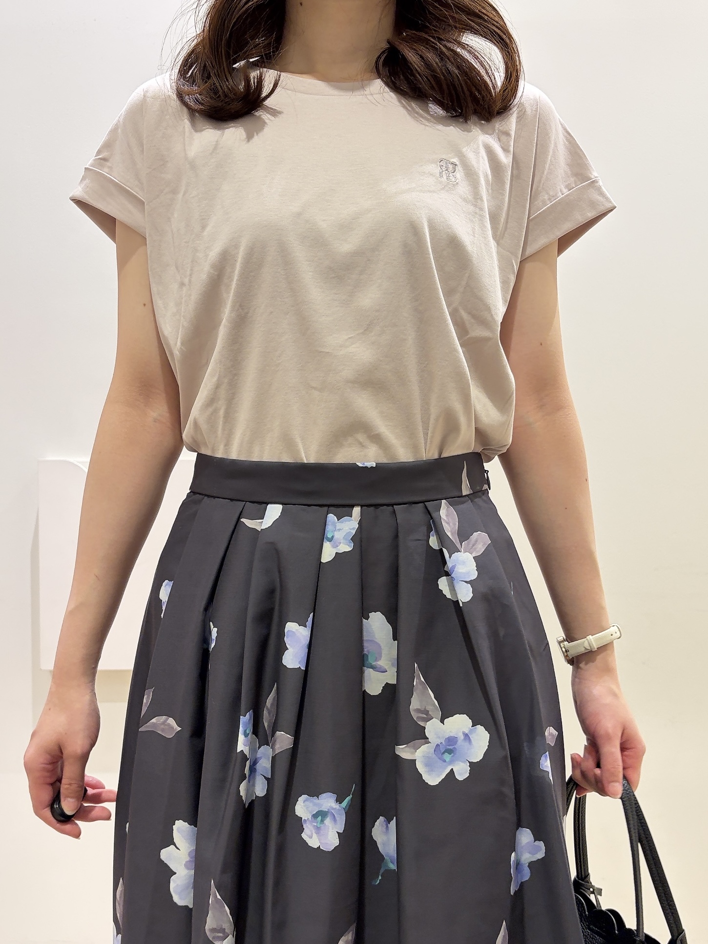 MOMOさんの「index｜【接触冷感／UV】ワンポイント刺繍Tシャツ《7col／XS~3L／洗濯機OK》」を使ったコーディネート