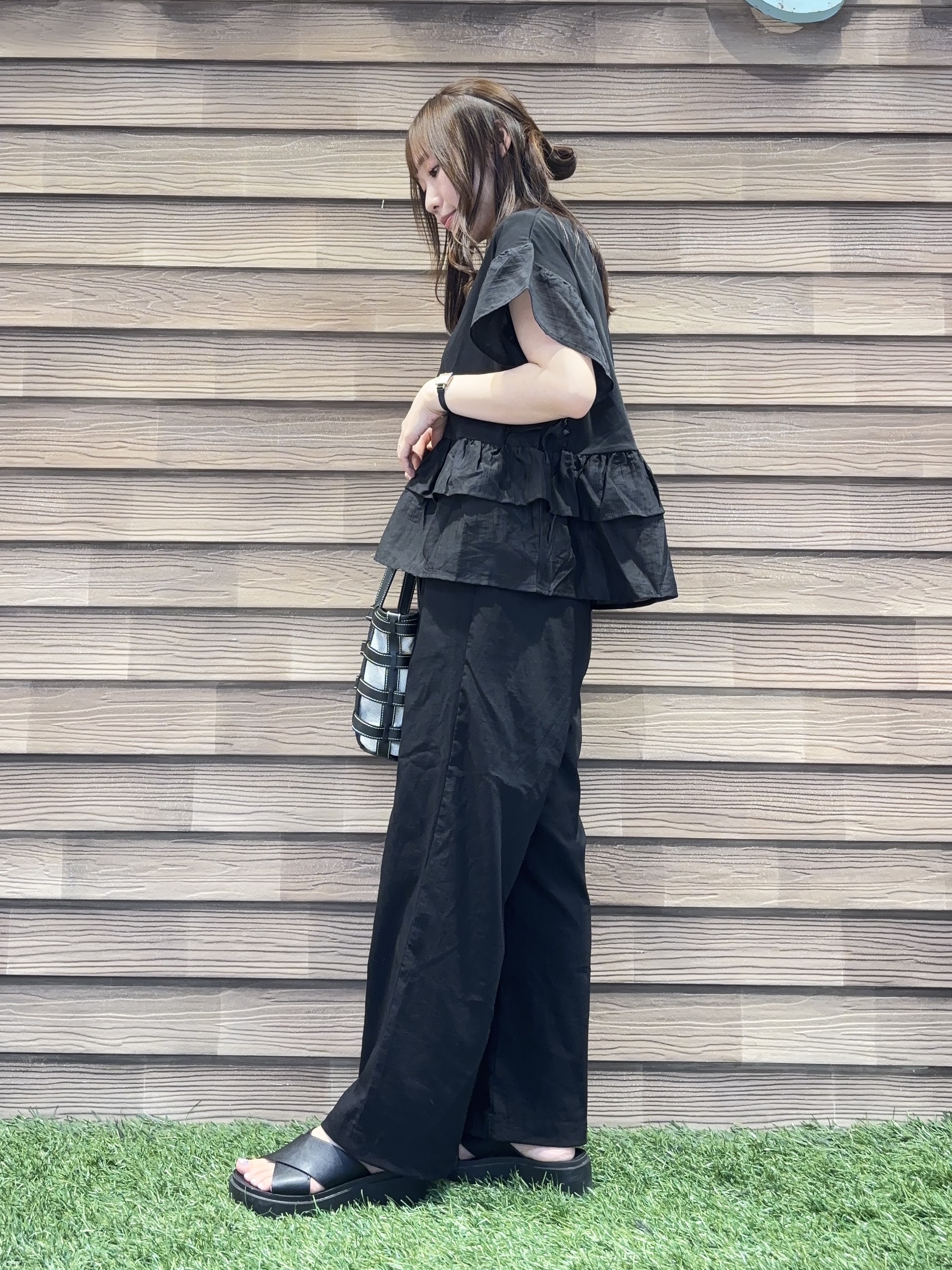 himiさんの「SHOO･LA･RUE｜【S-LL/洗濯機可】着るだけで決まる 主役級フリルトップス」を使ったコーディネート