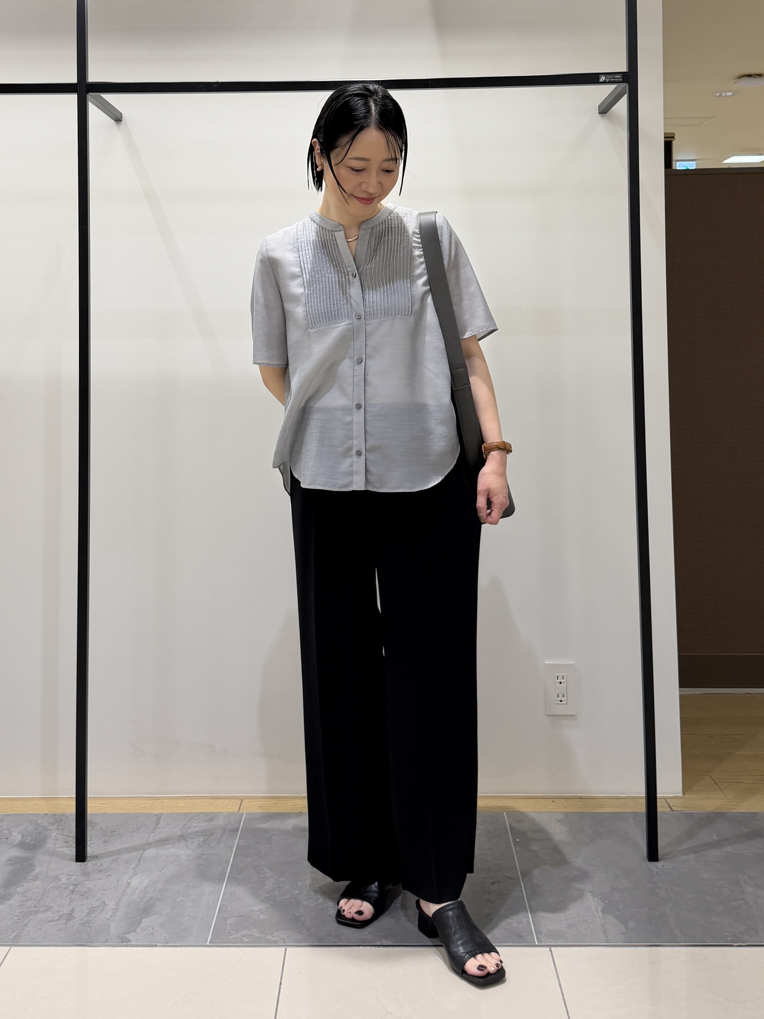 shihoさんの「INDIVI｜【接触冷感/洗える】シアーシャンブレーピンタックブラウス」を使ったコーディネート