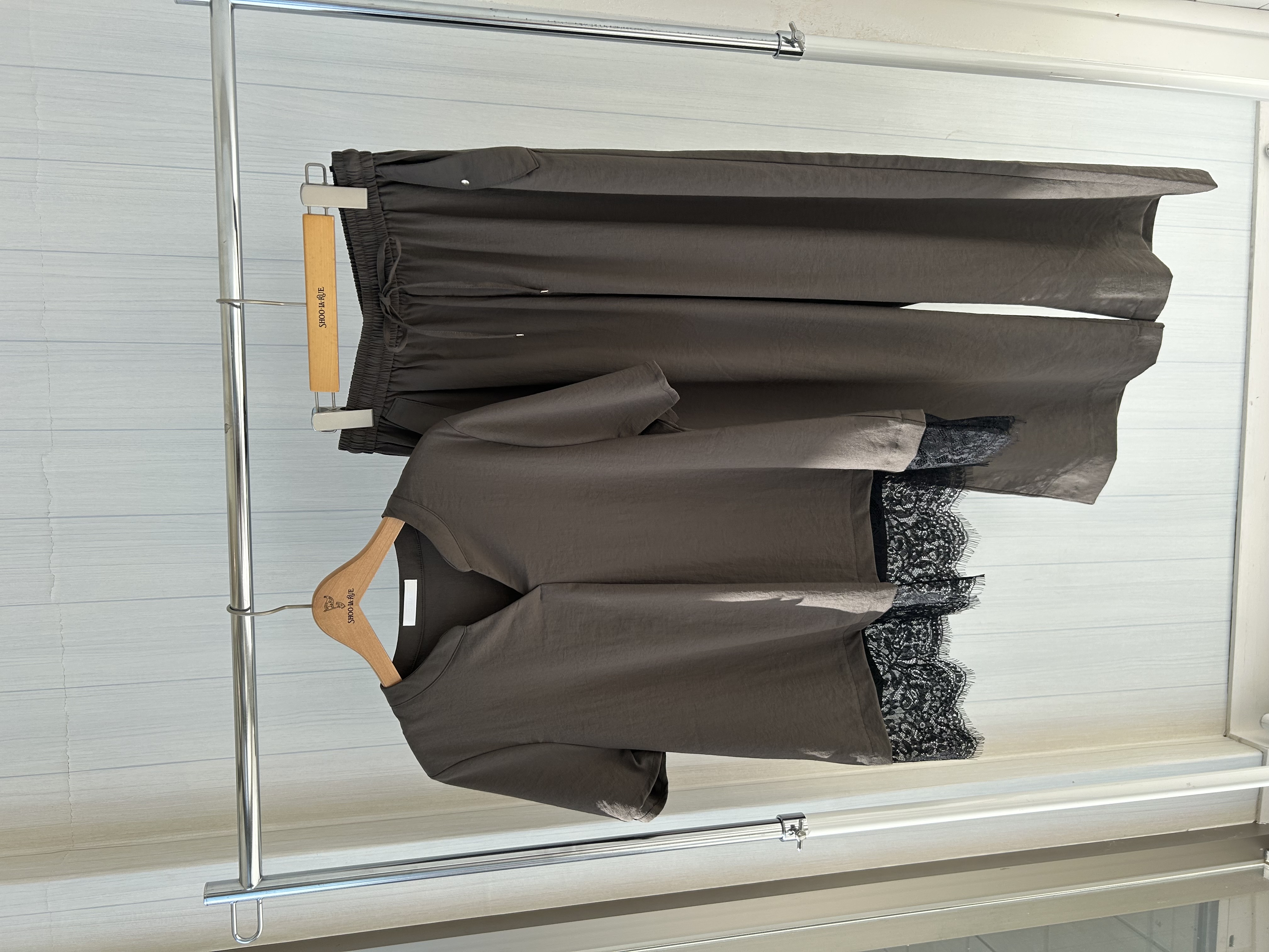 Kamyさんの「SHOO･LA･RUE｜【S-LL/洗濯機可】軽凛(かろりん) 楽に着られて上品 裾レーススキッパーブラウス」を使ったコーディネート
