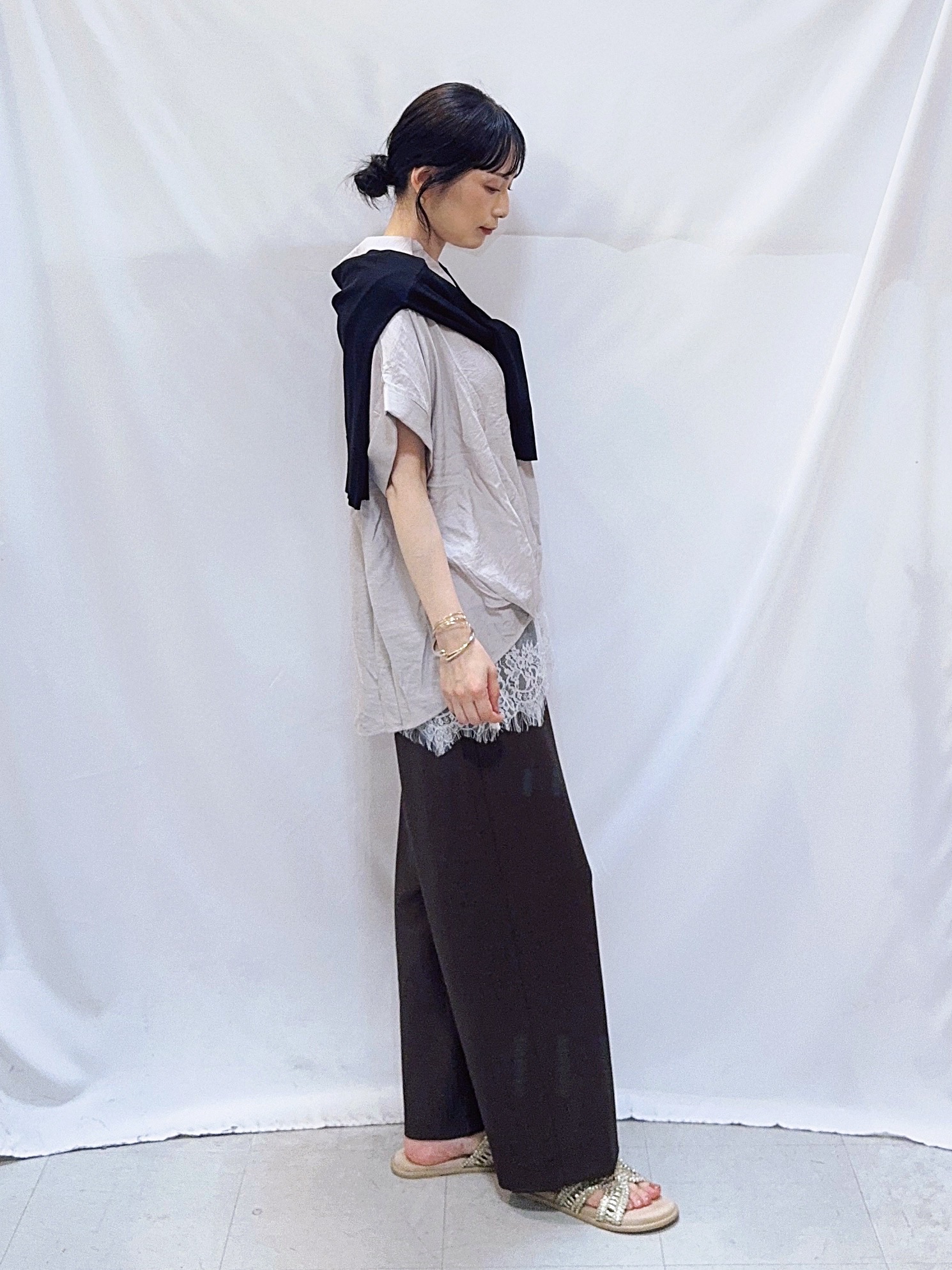 𝐇𝐢𝐫𝐨𝐦𝐢さんの「SHOO･LA･RUE｜【洗濯機可/UV】さらっとしたタッチが心地よい ショート丈 Vネックカーディガン」を使ったコーディネート