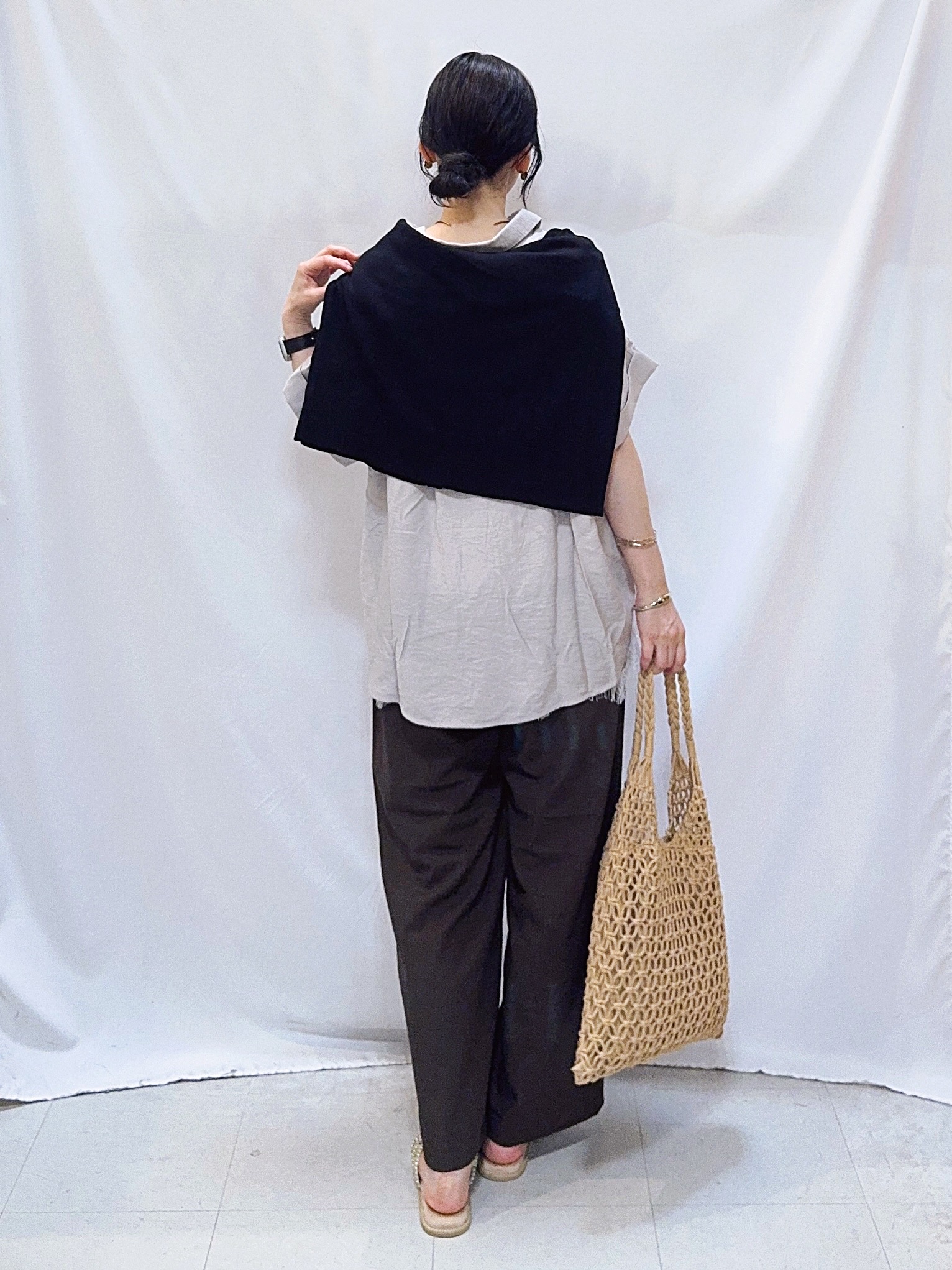 𝐇𝐢𝐫𝐨𝐦𝐢さんの「SHOO･LA･RUE｜【洗濯機可/UV】さらっとしたタッチが心地よい ショート丈 Vネックカーディガン」を使ったコーディネート