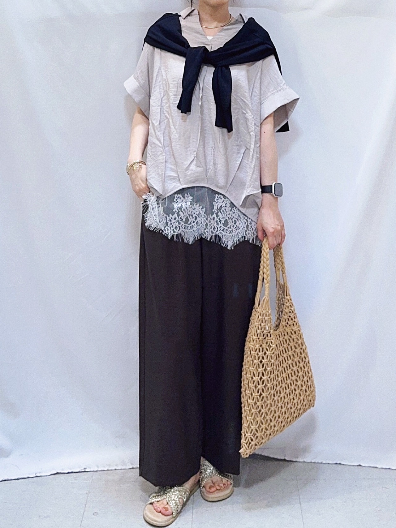 𝐇𝐢𝐫𝐨𝐦𝐢さんの「SHOO･LA･RUE｜【洗濯機可/UV】さらっとしたタッチが心地よい ショート丈 Vネックカーディガン」を使ったコーディネート