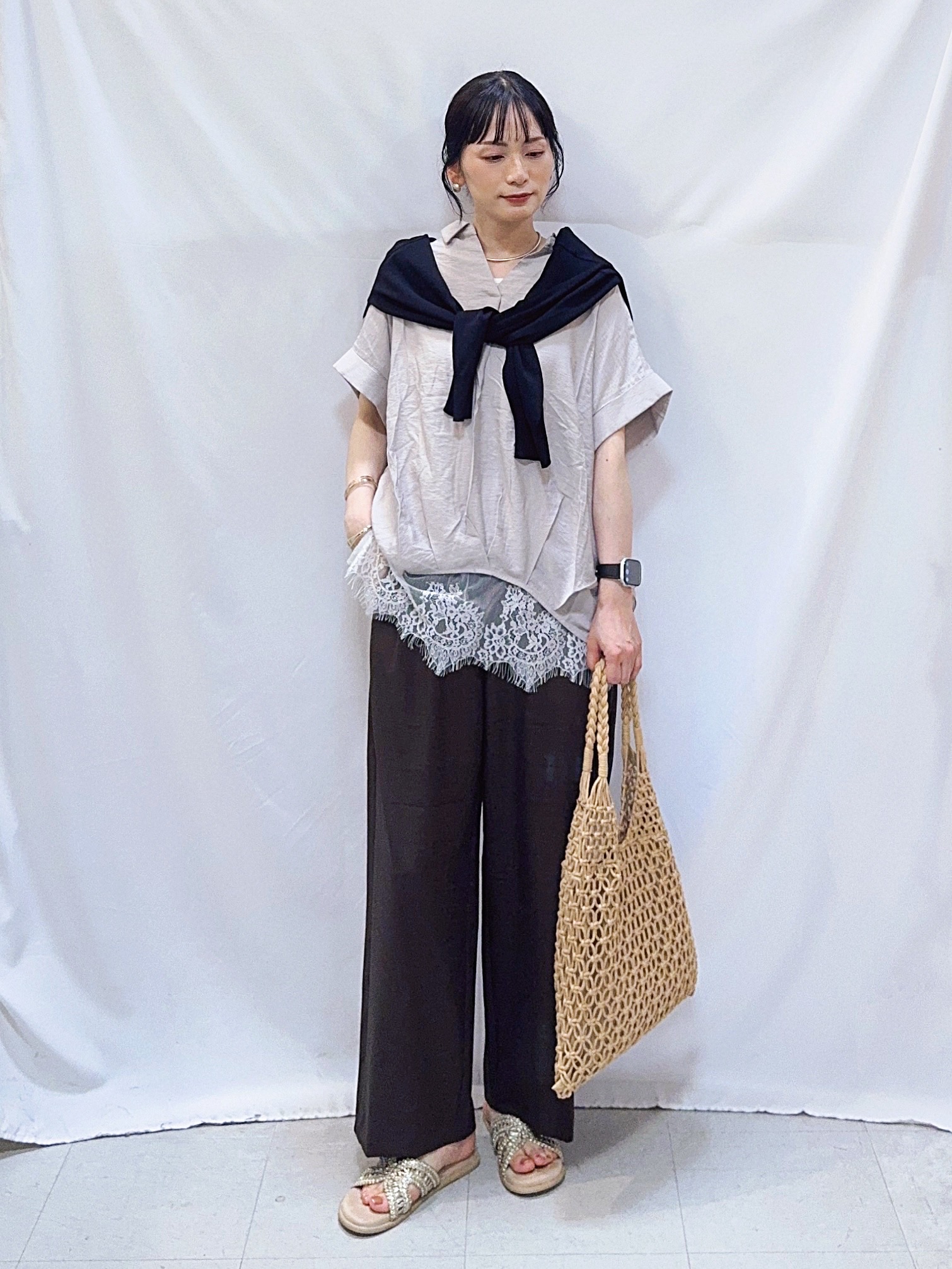 𝐇𝐢𝐫𝐨𝐦𝐢さんの「SHOO･LA･RUE｜【洗濯機可/UV】さらっとしたタッチが心地よい ショート丈 Vネックカーディガン」を使ったコーディネート