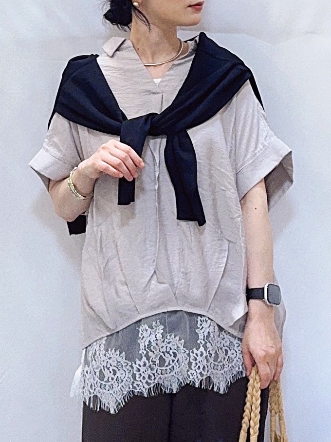 𝐇𝐢𝐫𝐨𝐦𝐢さんの「SHOO･LA･RUE｜【洗濯機可/UV】さらっとしたタッチが心地よい ショート丈 Vネックカーディガン」を使ったコーディネート