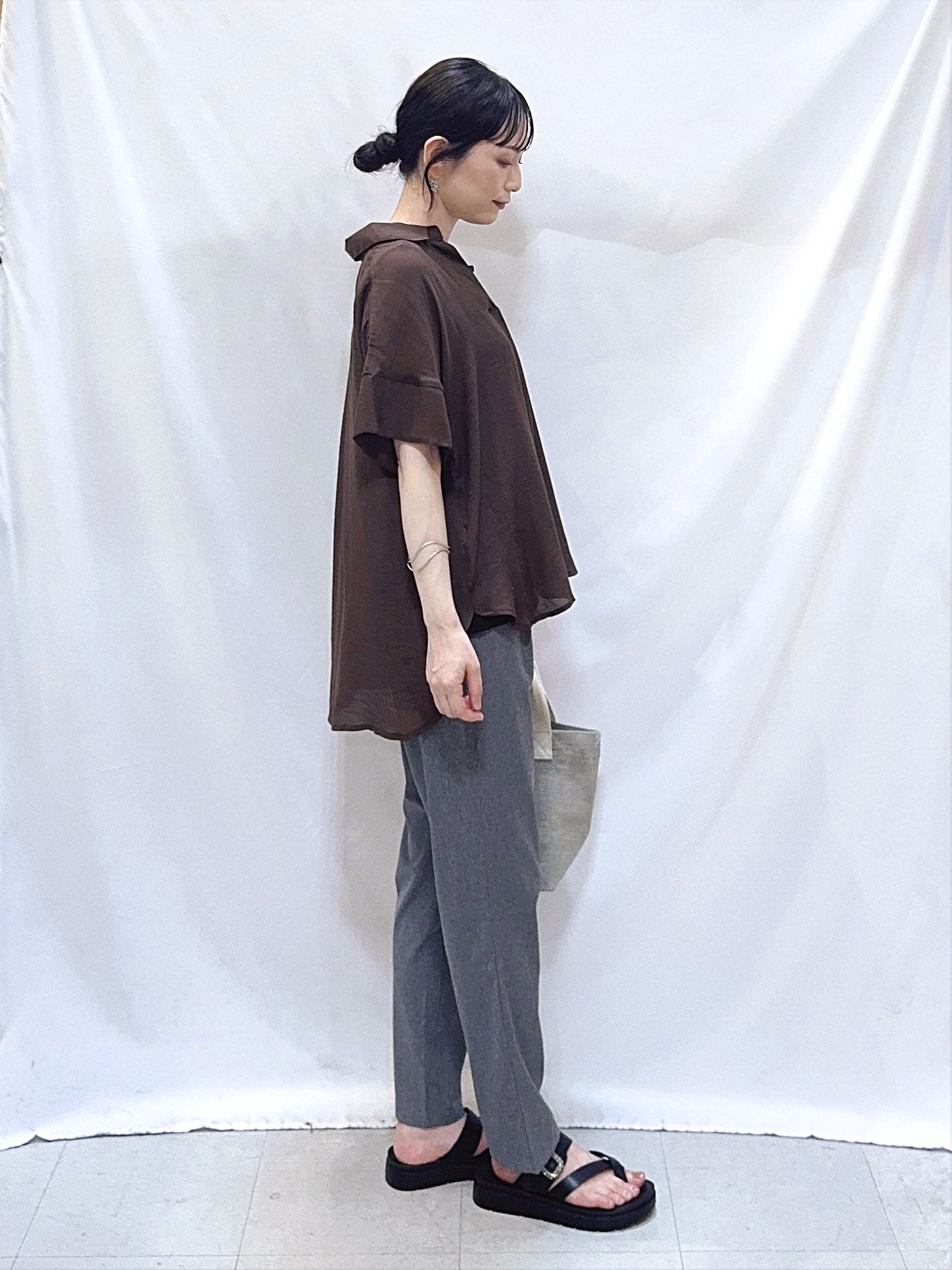 𝐇𝐢𝐫𝐨𝐦𝐢さんの「SHOO･LA･RUE｜【2点セット/S-LL/洗濯機可】時短でコーデ決まる スラブスキッパーシャツ＋タンクトップ」を使ったコーディネート