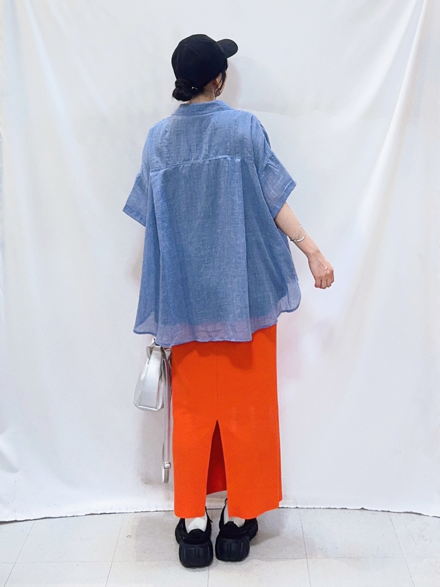 𝐇𝐢𝐫𝐨𝐦𝐢さんの「SHOO･LA･RUE｜ヒップがすっぽり隠れる やわらか5分袖シアーシャツ」を使ったコーディネート