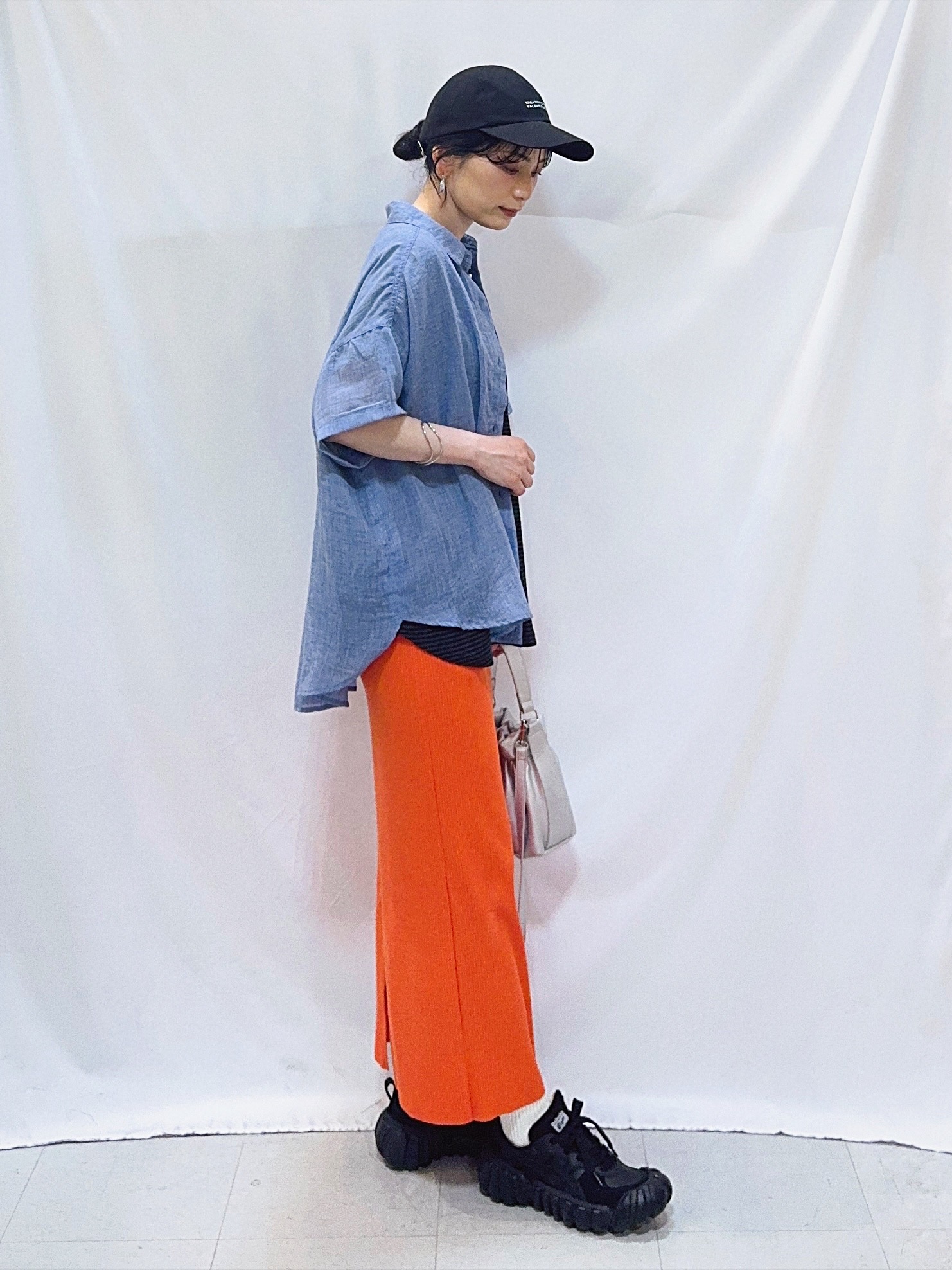 𝐇𝐢𝐫𝐨𝐦𝐢さんの「SHOO･LA･RUE｜ヒップがすっぽり隠れる やわらか5分袖シアーシャツ」を使ったコーディネート