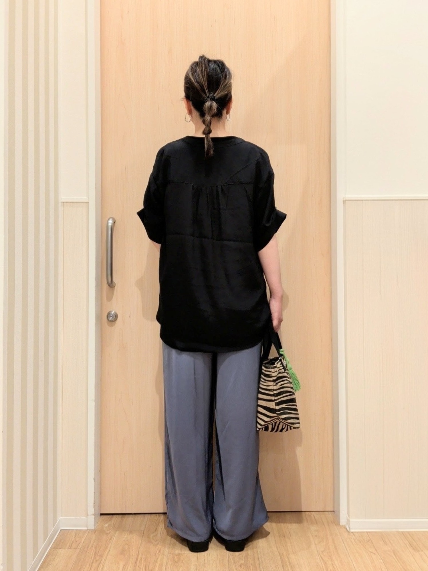あさんの「SHOO･LA･RUE｜【UV/洗濯機可】お袖の長さが調整出来る シャーリングスキッパーブラウス」を使ったコーディネート