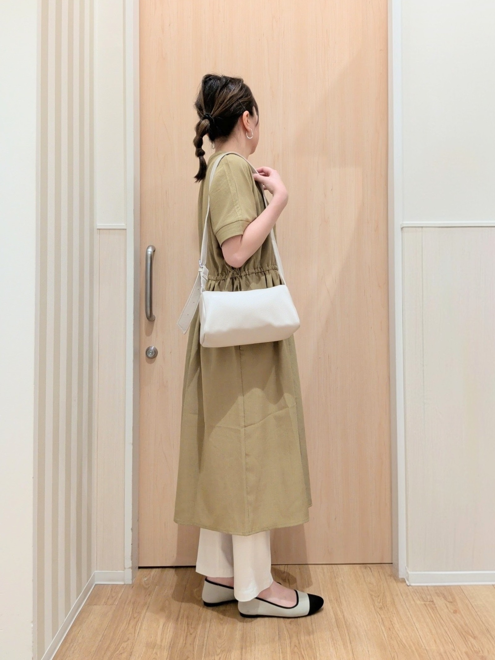 あさんの「SHOO･LA･RUE｜【洗濯機可/体型カバー】ウエストシャーリングで女性らしく 麻調スキッパーサイドリボンワンピース」を使ったコーディネート