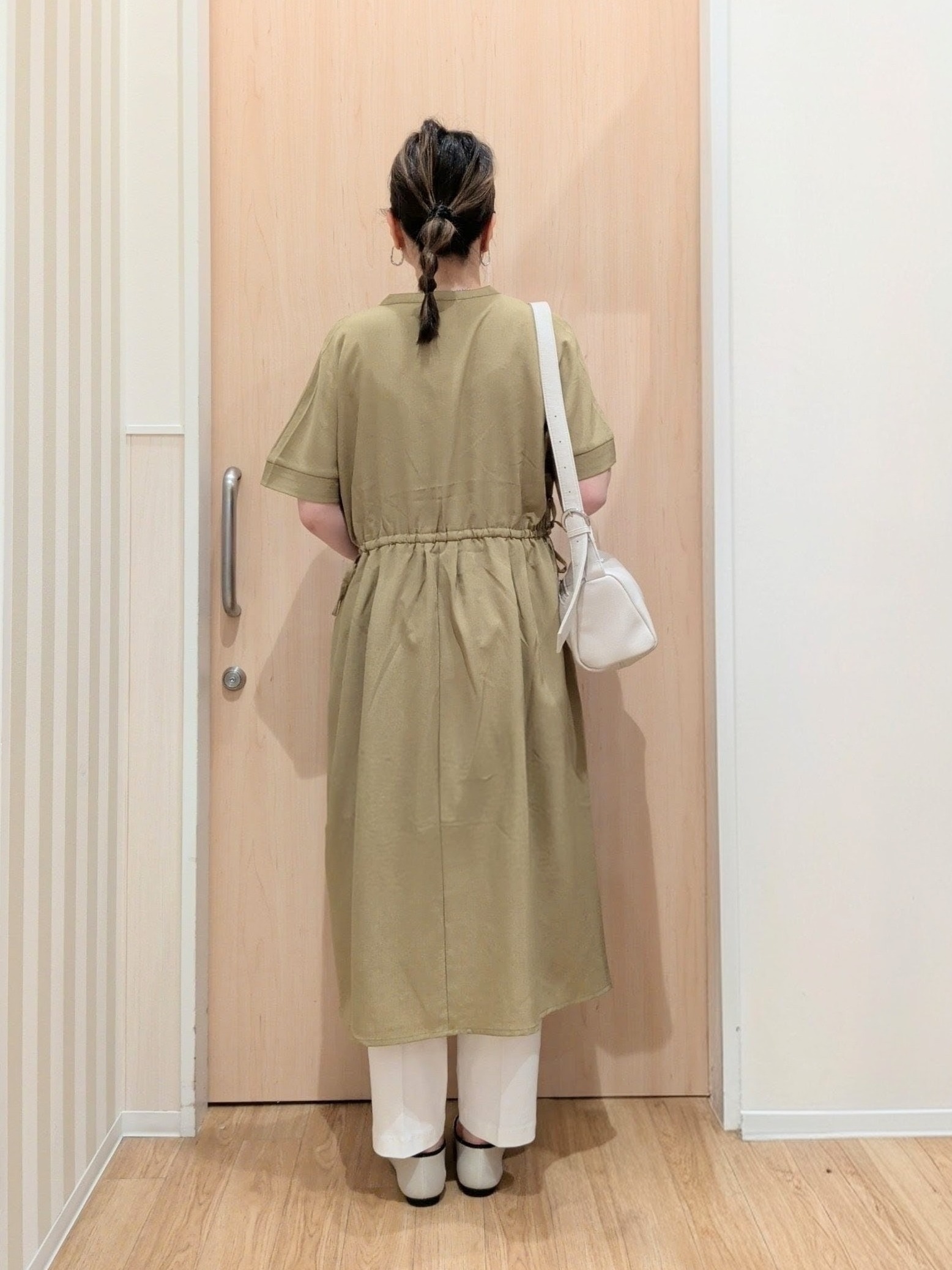 あさんの「SHOO･LA･RUE｜【洗濯機可/体型カバー】ウエストシャーリングで女性らしく 麻調スキッパーサイドリボンワンピース」を使ったコーディネート