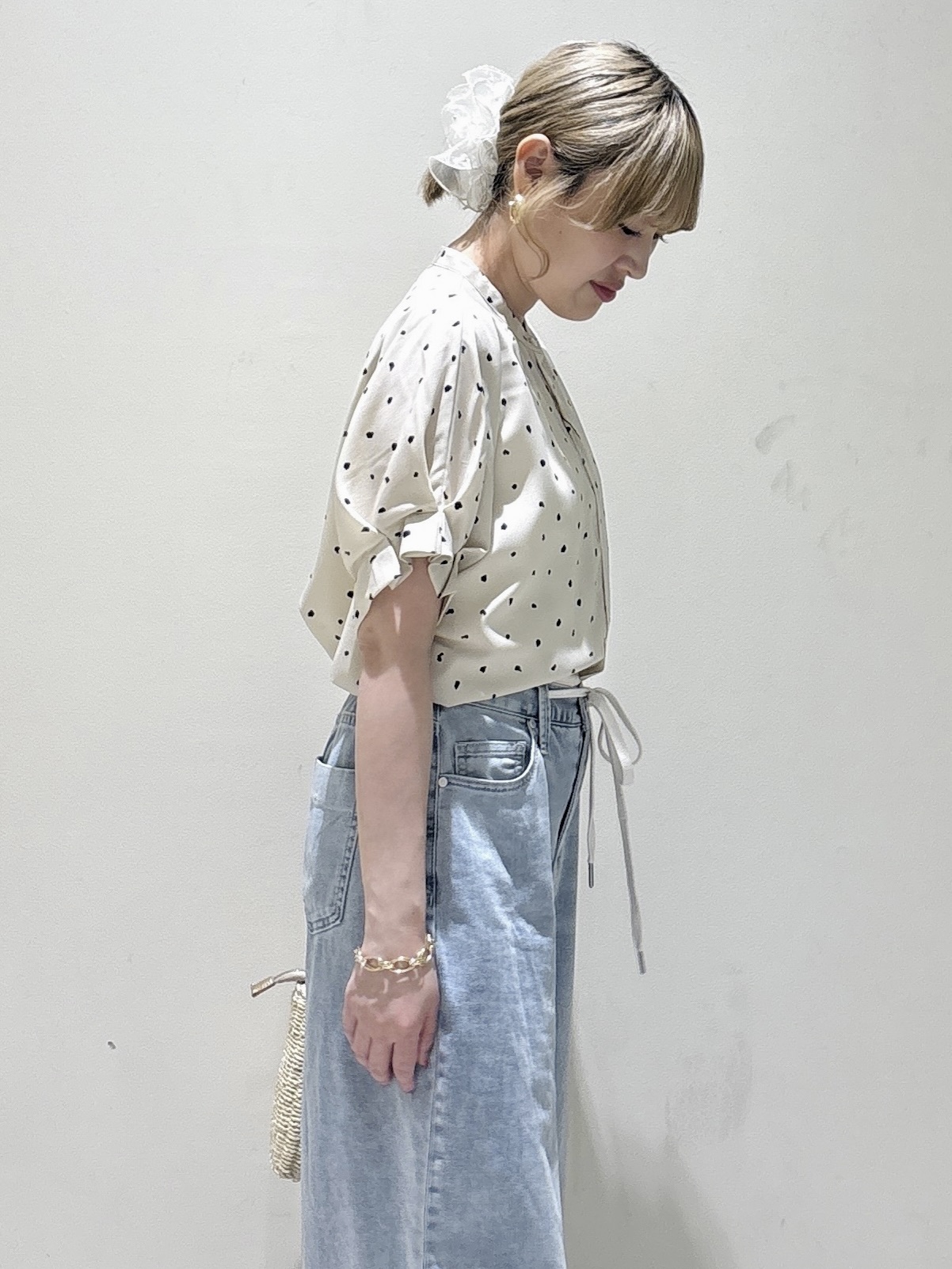 みきちぃさんの「OPAQUE.CLIP｜タックスリーブ プリントブラウス《イージーアイロン／洗濯機OK》」を使ったコーディネート