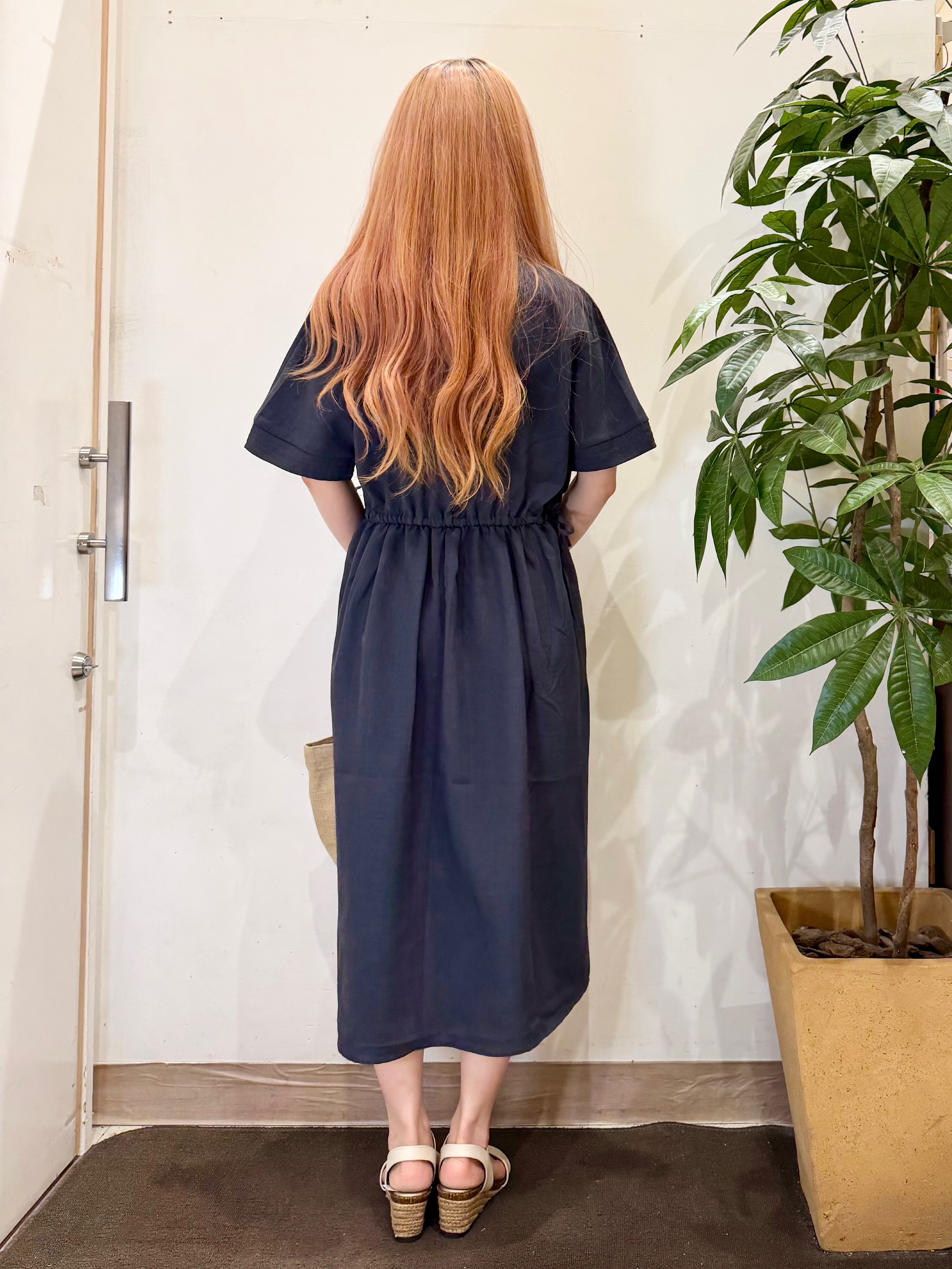 AYUMIさんの「SHOO･LA･RUE｜【洗濯機可/体型カバー】ウエストシャーリングで女性らしく 麻調スキッパーサイドリボンワンピース」を使ったコーディネート