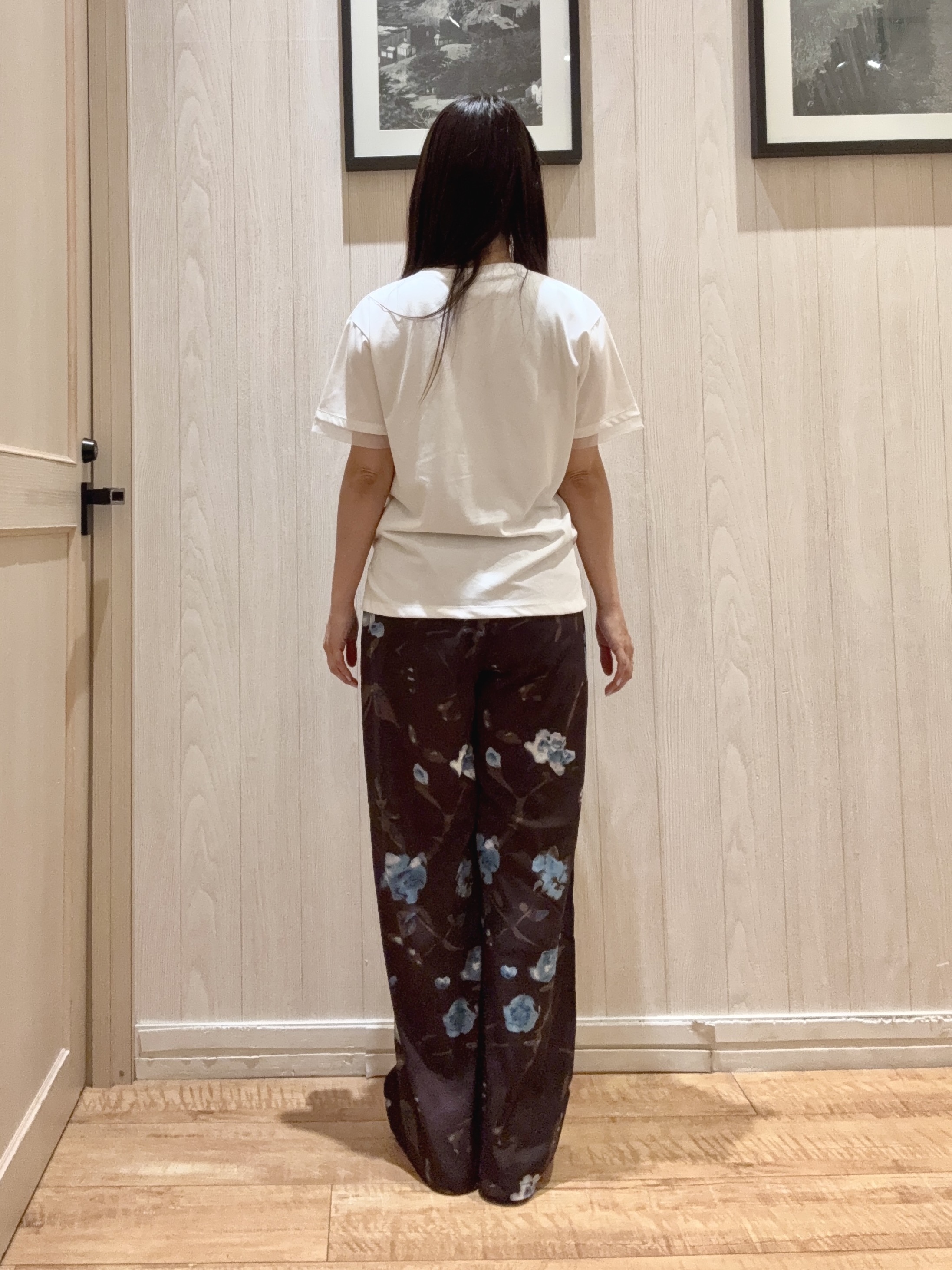 COSさんの「SHOO･LA･RUE｜【ひんやり/S-LL/洗濯機可】色・柄選べる お袖チュールレイヤード プリントアソートTシャツ」を使ったコーディネート
