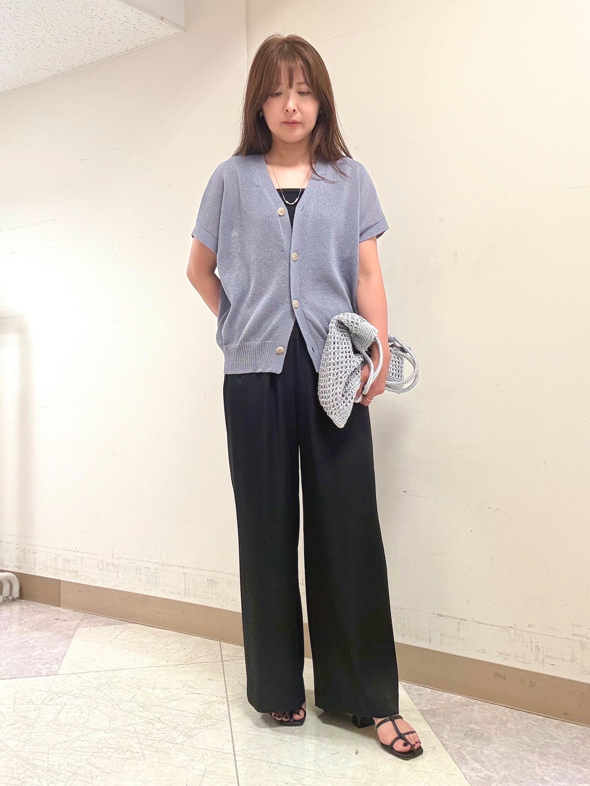 hitomiさんの「UNTITLED｜【洗える/清涼感】ドライタッチスリーブレスカーディガン」を使ったコーディネート