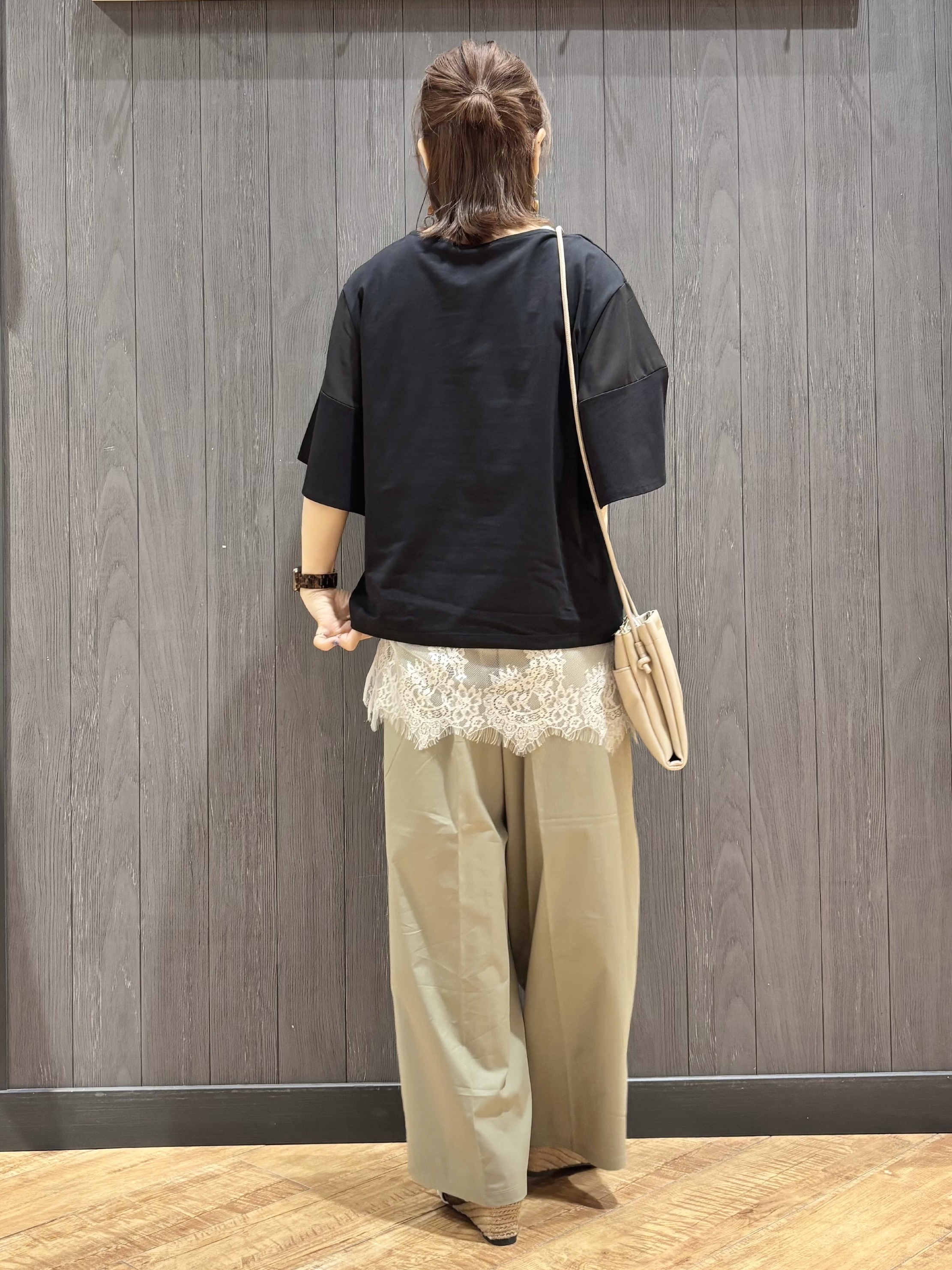 meiさんの「SHOO･LA･RUE｜【S-LL/洗濯機可/体型カバー】フレアスリーブで二の腕を自然に隠せる 浅VネックTシャツ」を使ったコーディネート