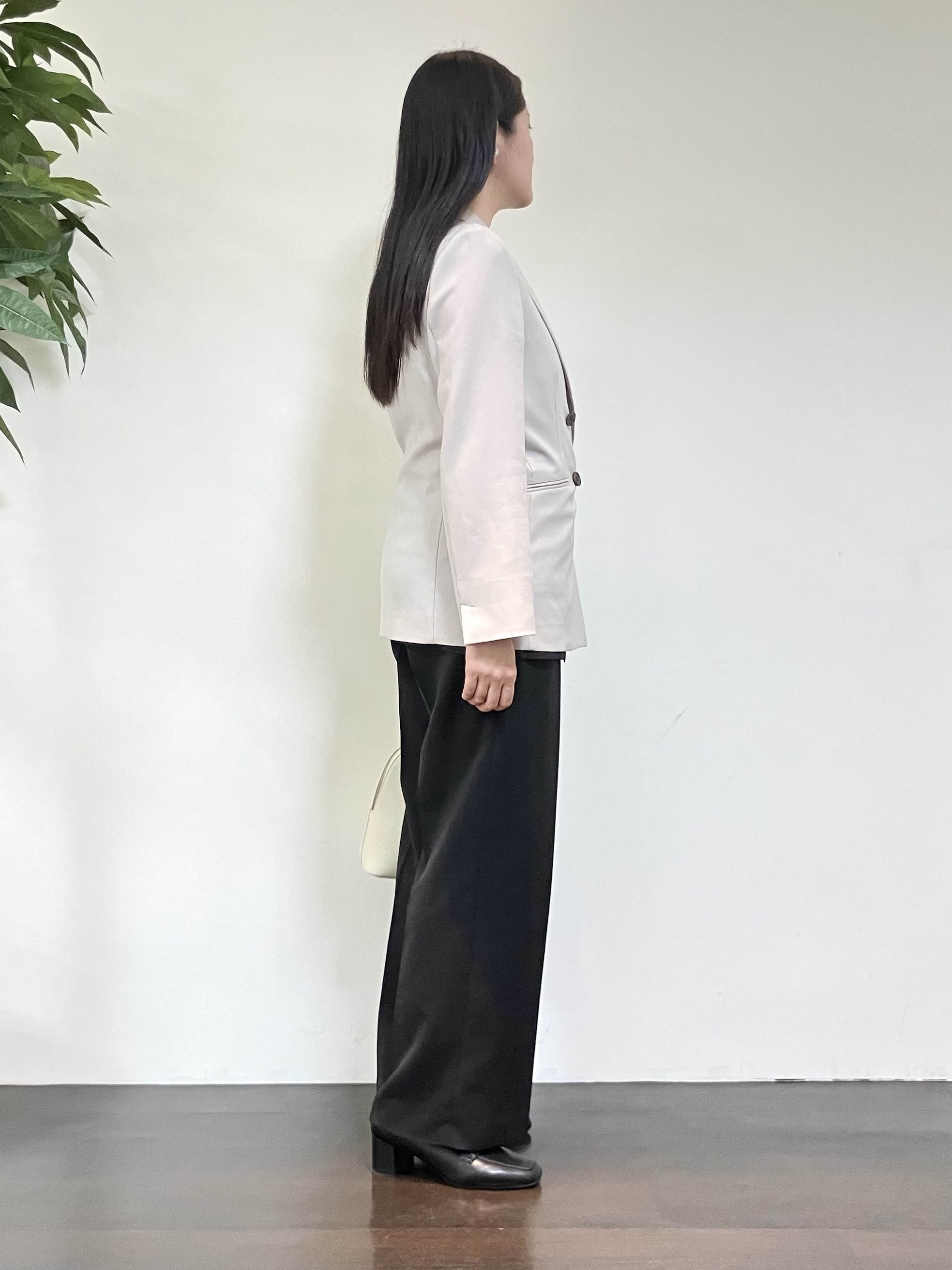 カレンさんの「UNTITLED｜【新色追加/セットアップ可】エアリー ダブルブレストジャケット」を使ったコーディネート
