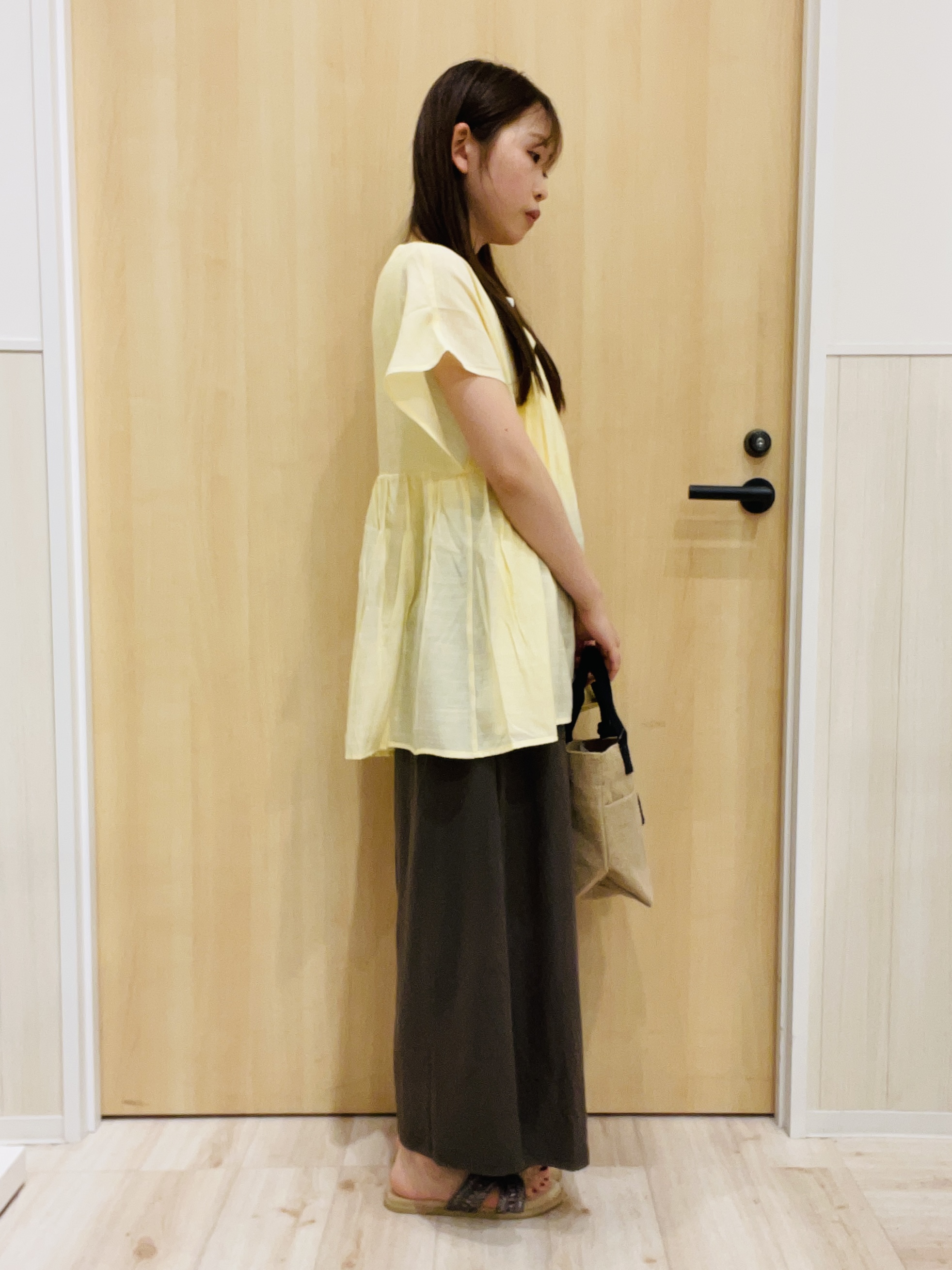minamiさんの「SHOO･LA･RUE｜【S-LL/洗濯機可/UV/体型カバー】インせず着られる Vネックギャザーブラウス」を使ったコーディネート