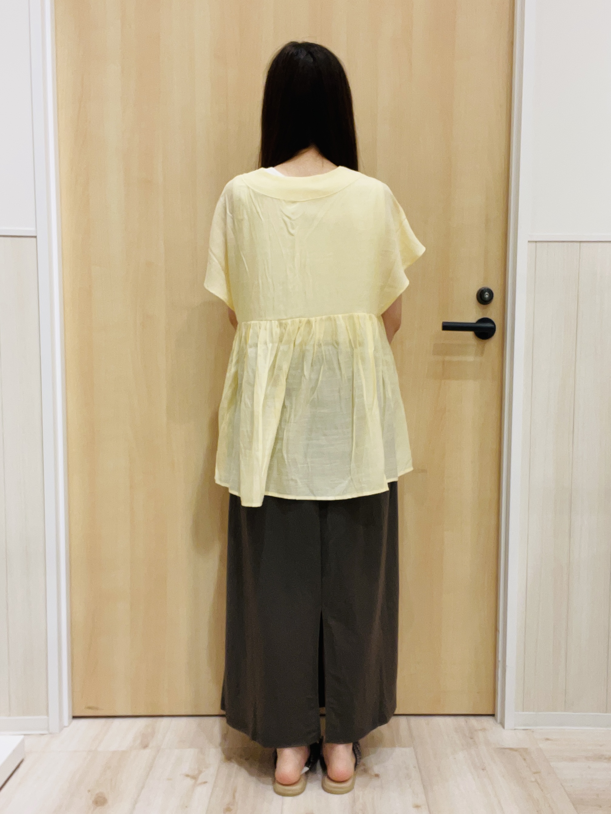 minamiさんの「SHOO･LA･RUE｜【S-LL/洗濯機可/UV/体型カバー】インせず着られる Vネックギャザーブラウス」を使ったコーディネート