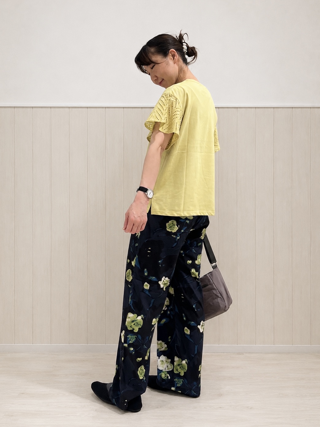 まつみさんの「SHOO･LA･RUE｜【S-LL/洗濯機可/体型カバー】汗じみが気になりにくい お袖レースフレアTシャツ」を使ったコーディネート