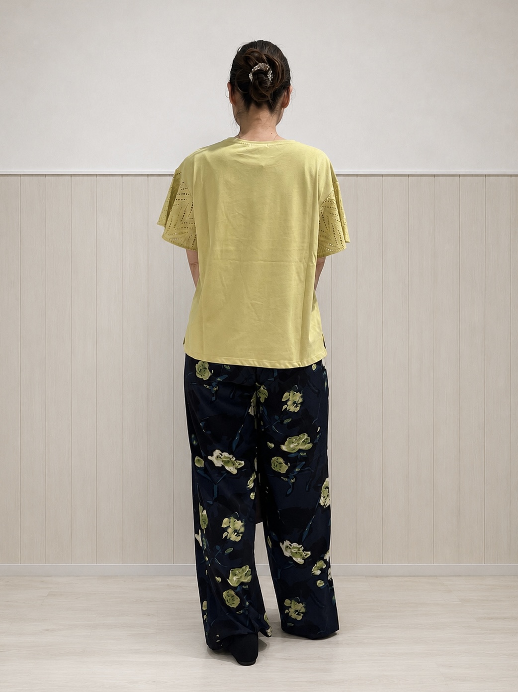 まつみさんの「SHOO･LA･RUE｜【S-LL/洗濯機可/体型カバー】汗じみが気になりにくい お袖レースフレアTシャツ」を使ったコーディネート