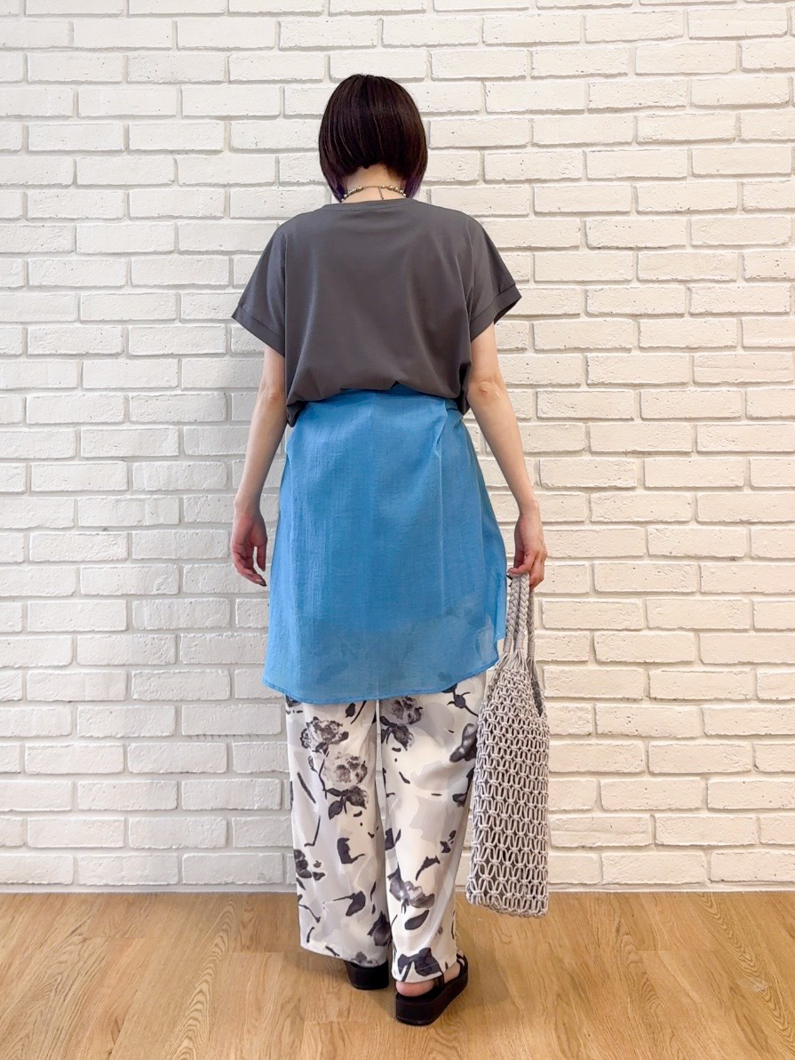 𝐜𝐡𝐢𝐤𝐚さんの「SHOO･LA･RUE｜【汗じみ防止/S-LL/体型カバー/洗濯機可】汗じみが気になりにくい 大人の刺繍ロゴTシャツ」を使ったコーディネート