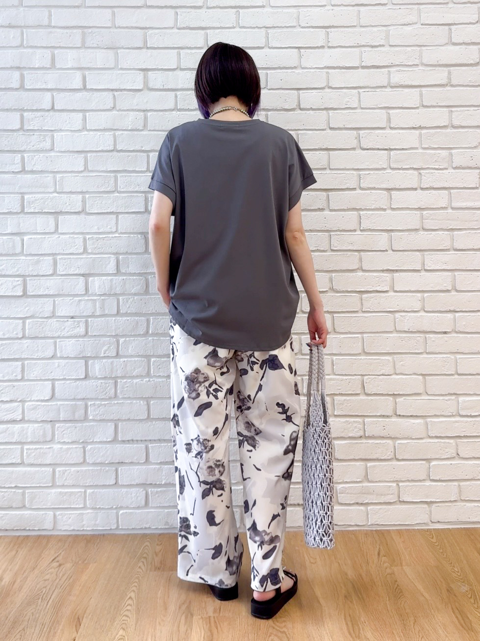 𝐜𝐡𝐢𝐤𝐚さんの「SHOO･LA･RUE｜【汗じみ防止/S-LL/体型カバー/洗濯機可】汗じみが気になりにくい 大人の刺繍ロゴTシャツ」を使ったコーディネート