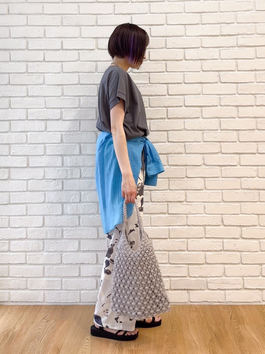 𝐜𝐡𝐢𝐤𝐚さんの「SHOO･LA･RUE｜【汗じみ防止/S-LL/体型カバー/洗濯機可】汗じみが気になりにくい 大人の刺繍ロゴTシャツ」を使ったコーディネート