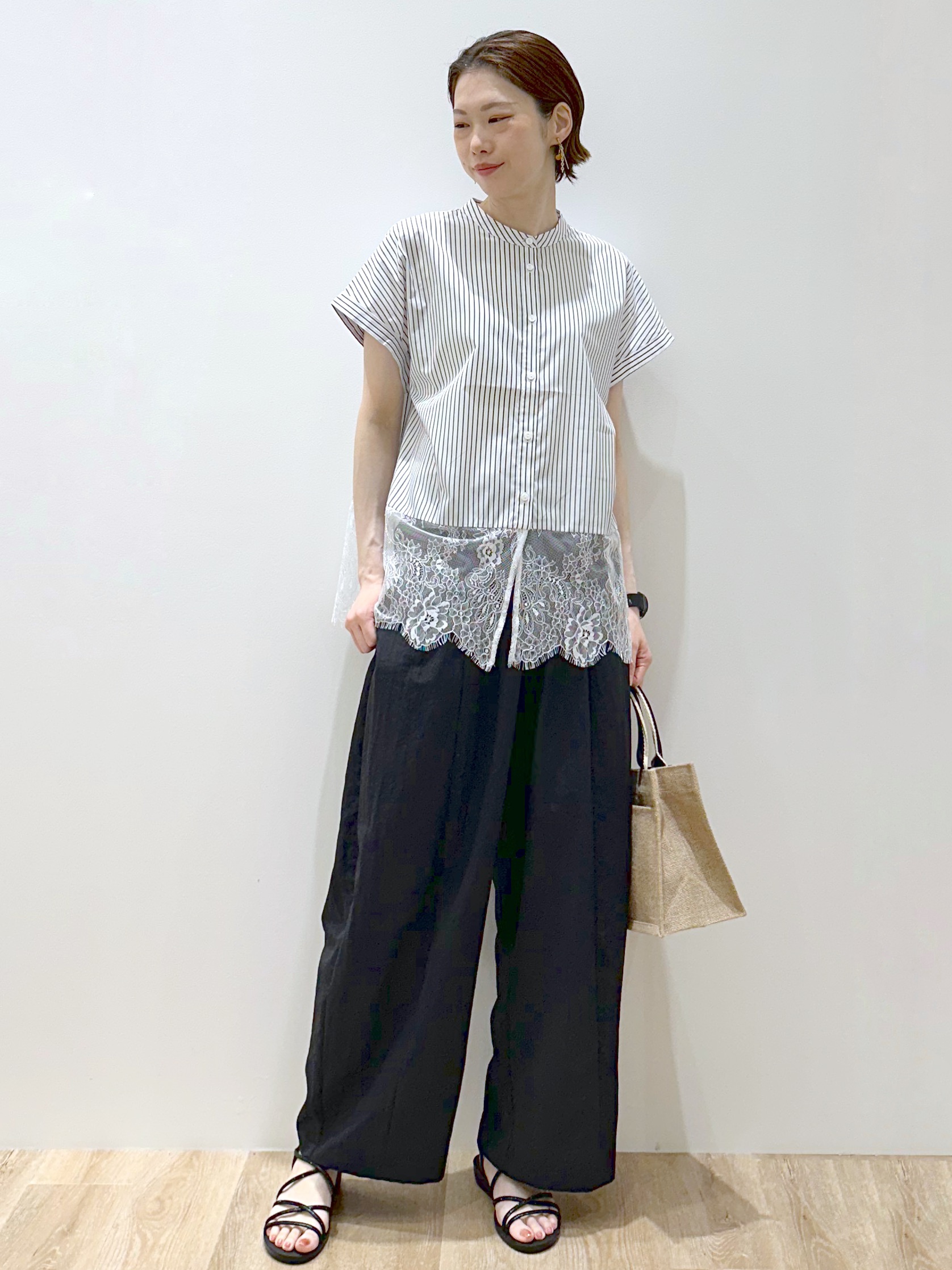 yurieさんの「OPAQUE.CLIP｜裾レースフレンチスリーブブラウス【洗濯機OK】」を使ったコーディネート