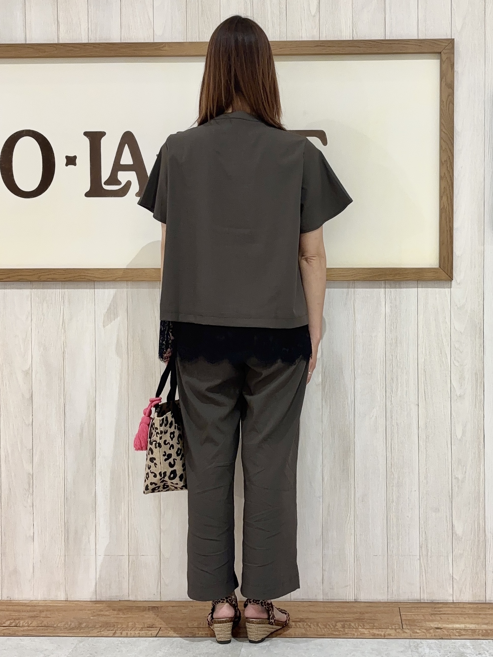 みきぽんさんの「SHOO･LA･RUE｜【S-LL/洗濯機可】軽凛(かろりん) 楽に着られて上品 裾レーススキッパーブラウス」を使ったコーディネート
