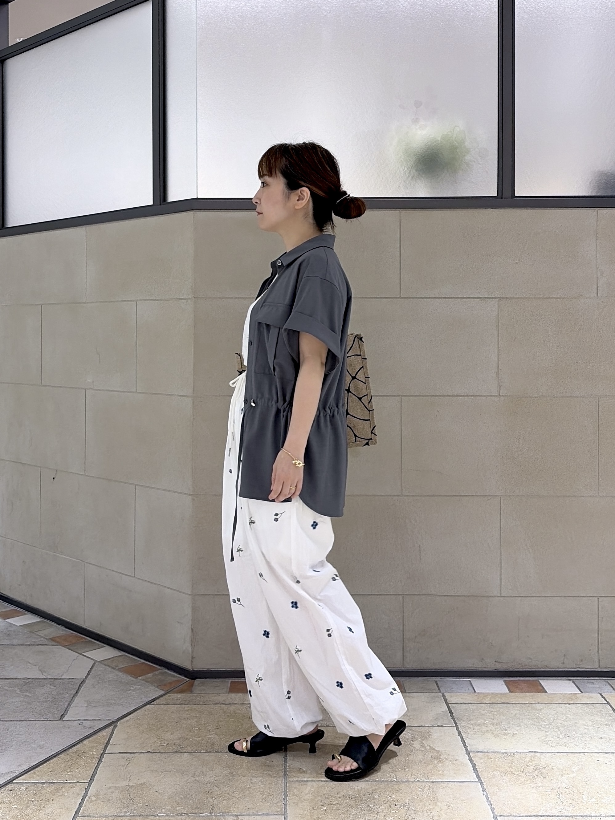 よねさんの「INDIVI｜Comfy SET UP｜サファリシャツ【セットアップ対応／通勤／カセット服／接触冷感／UVカット】」を使ったコーディネート