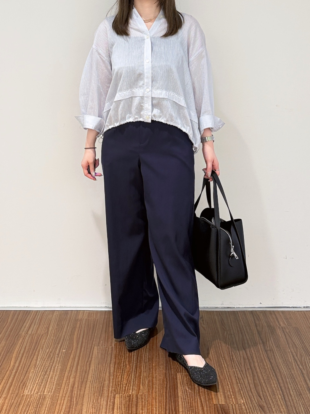emikaさんの「INDIVI｜【接触冷感／洗える／2WAY】ドロスト付 シアーシャンブレーシャツ」を使ったコーディネート