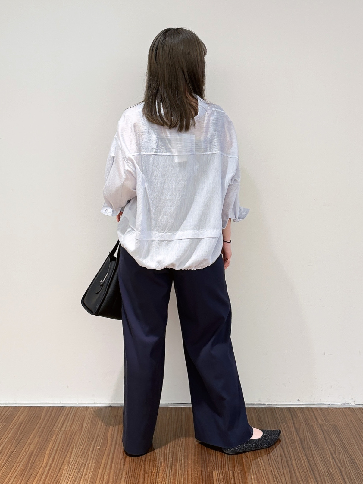 emikaさんの「INDIVI｜【接触冷感／洗える／2WAY】ドロスト付 シアーシャンブレーシャツ」を使ったコーディネート