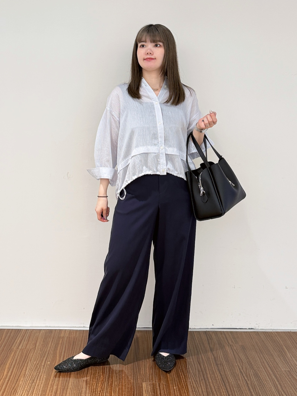 emikaさんの「INDIVI｜【接触冷感／洗える／2WAY】ドロスト付 シアーシャンブレーシャツ」を使ったコーディネート