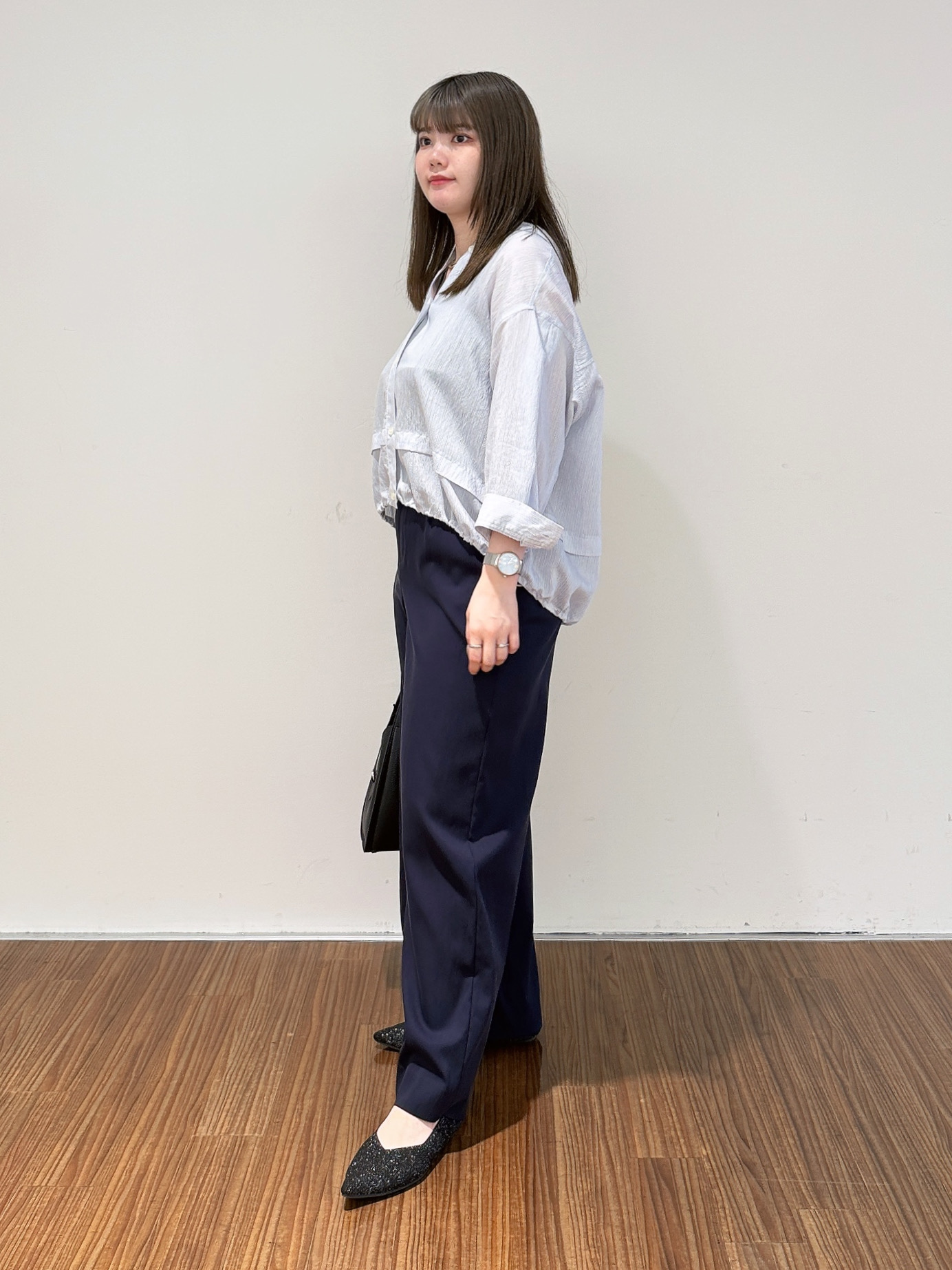 emikaさんの「INDIVI｜【接触冷感／洗える／2WAY】ドロスト付 シアーシャンブレーシャツ」を使ったコーディネート