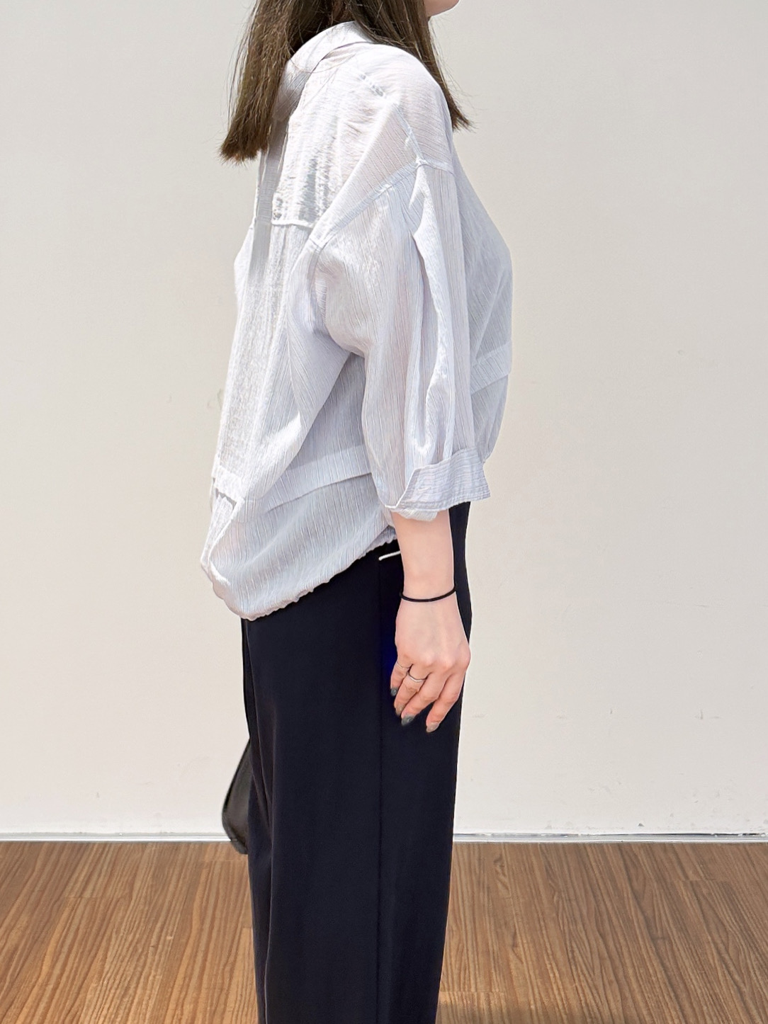 emikaさんの「INDIVI｜【接触冷感／洗える／2WAY】ドロスト付 シアーシャンブレーシャツ」を使ったコーディネート