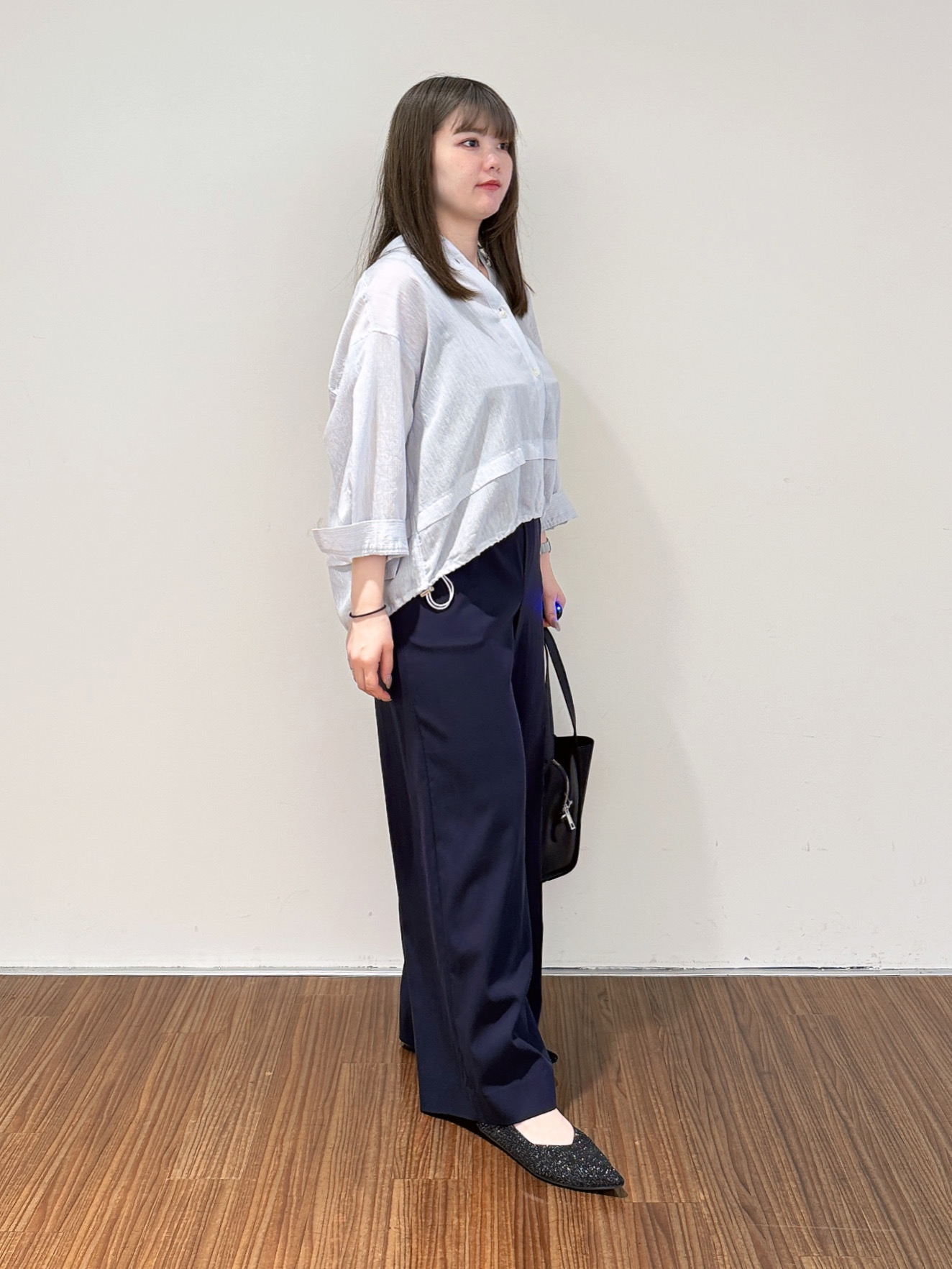 emikaさんの「INDIVI｜【接触冷感／洗える／2WAY】ドロスト付 シアーシャンブレーシャツ」を使ったコーディネート