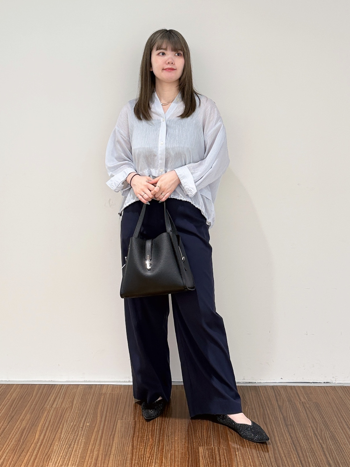 emikaさんの「INDIVI｜【接触冷感／洗える／2WAY】ドロスト付 シアーシャンブレーシャツ」を使ったコーディネート
