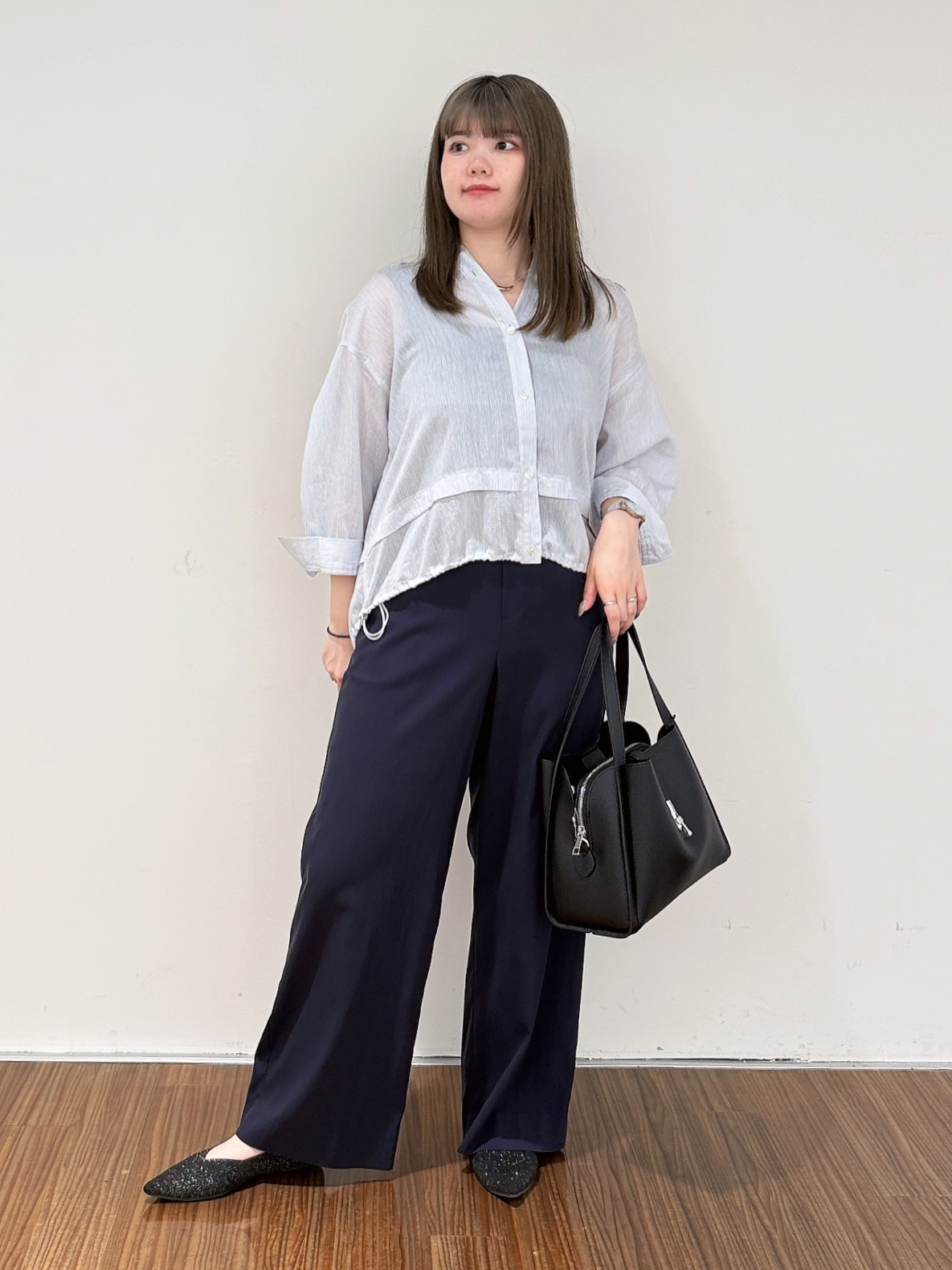 emikaさんの「INDIVI｜【接触冷感／洗える／2WAY】ドロスト付 シアーシャンブレーシャツ」を使ったコーディネート