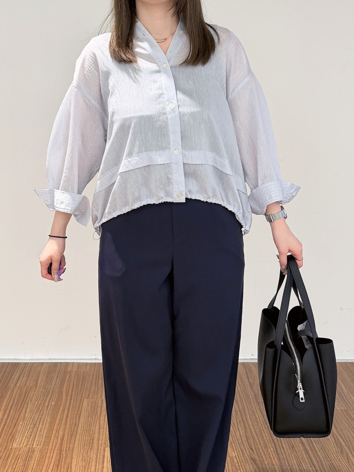 emikaさんの「INDIVI｜【接触冷感／洗える／2WAY】ドロスト付 シアーシャンブレーシャツ」を使ったコーディネート