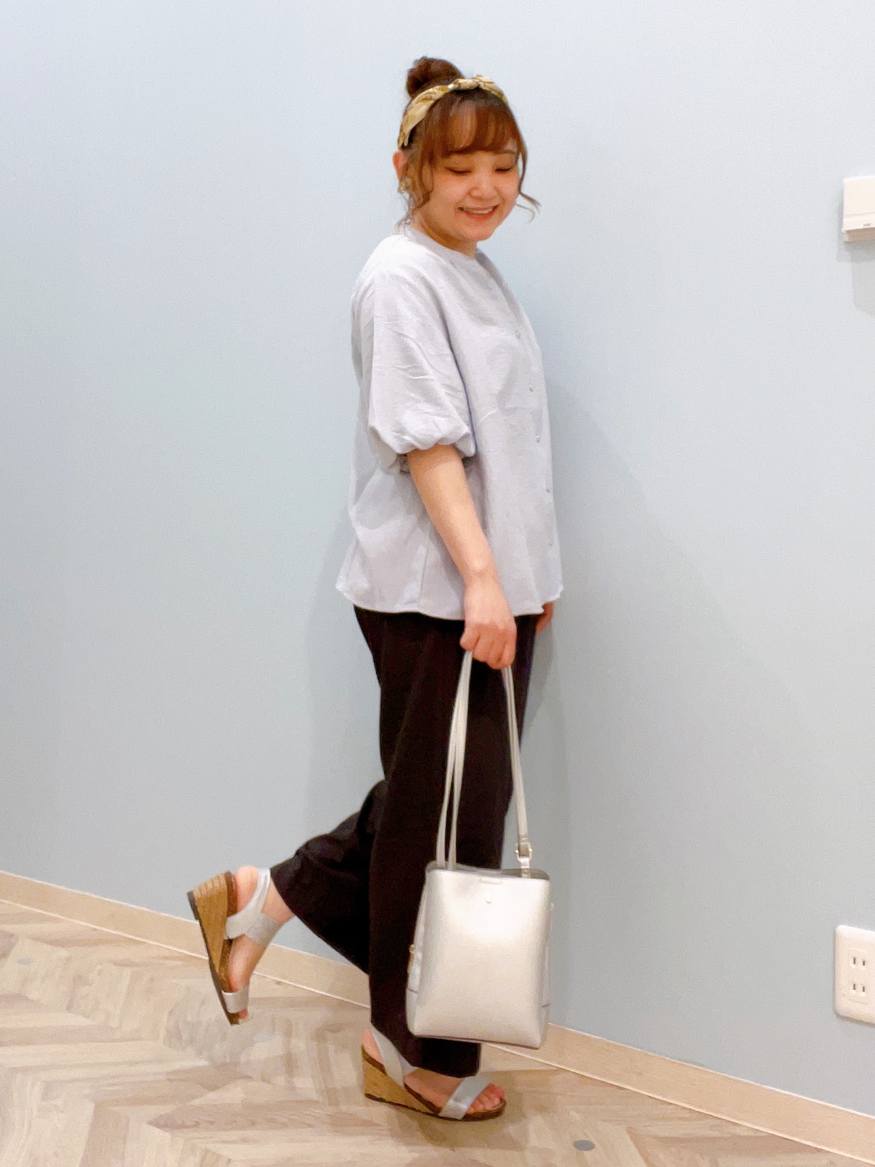 kitaさんの「SHOO･LA･RUE｜【洗濯機可】バルーンスリーブで二の腕カバー キーネック5分袖ブラウス」を使ったコーディネート