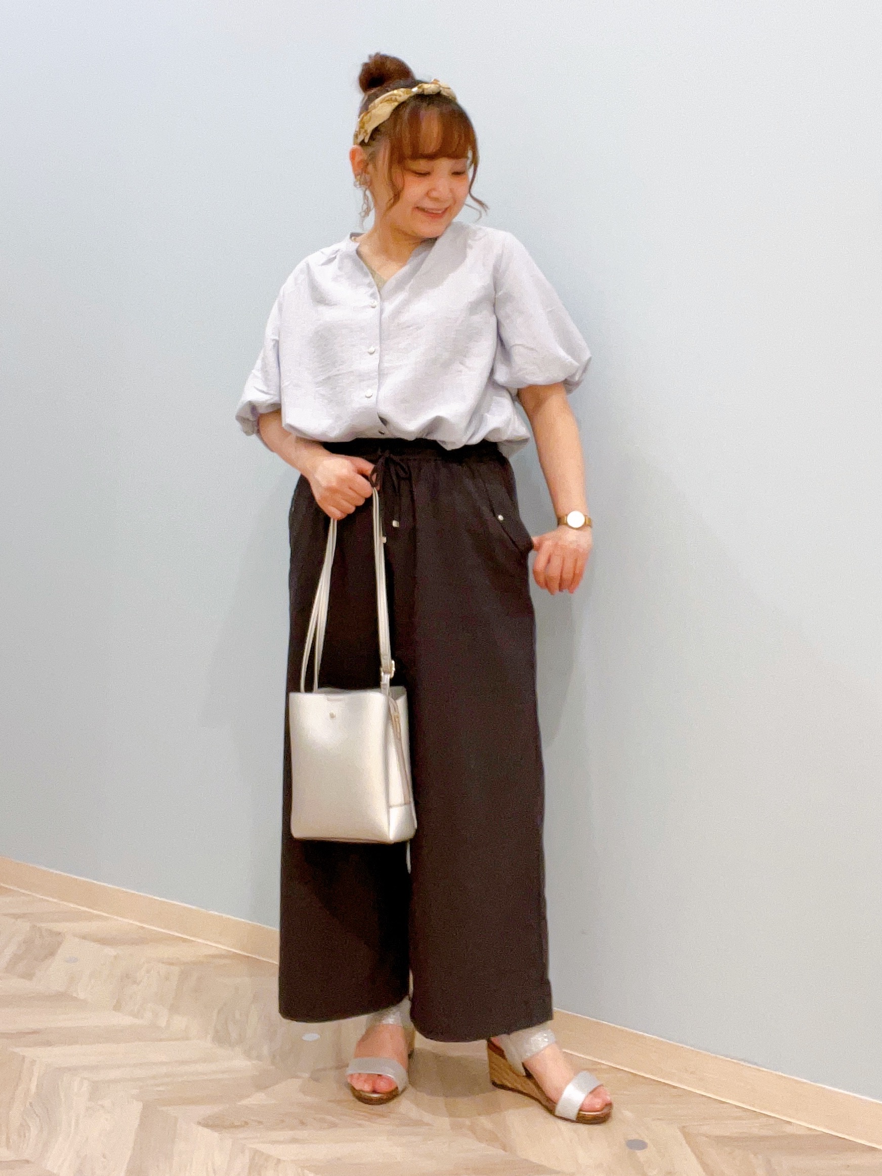 kitaさんの「SHOO･LA･RUE｜【洗濯機可】バルーンスリーブで二の腕カバー キーネック5分袖ブラウス」を使ったコーディネート