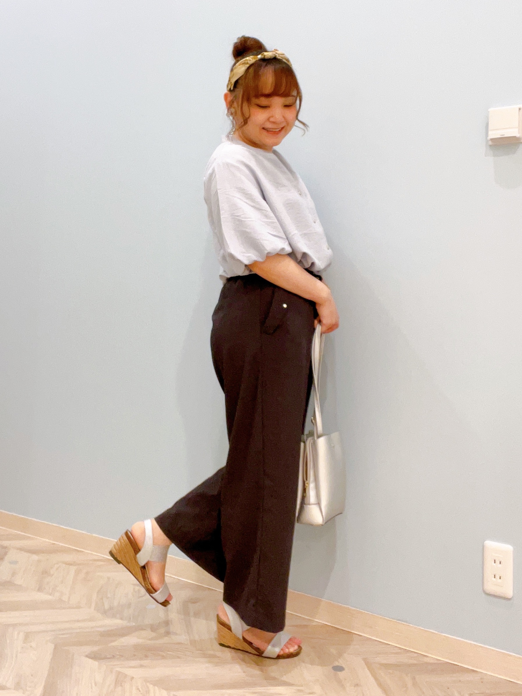 kitaさんの「SHOO･LA･RUE｜【洗濯機可】バルーンスリーブで二の腕カバー キーネック5分袖ブラウス」を使ったコーディネート