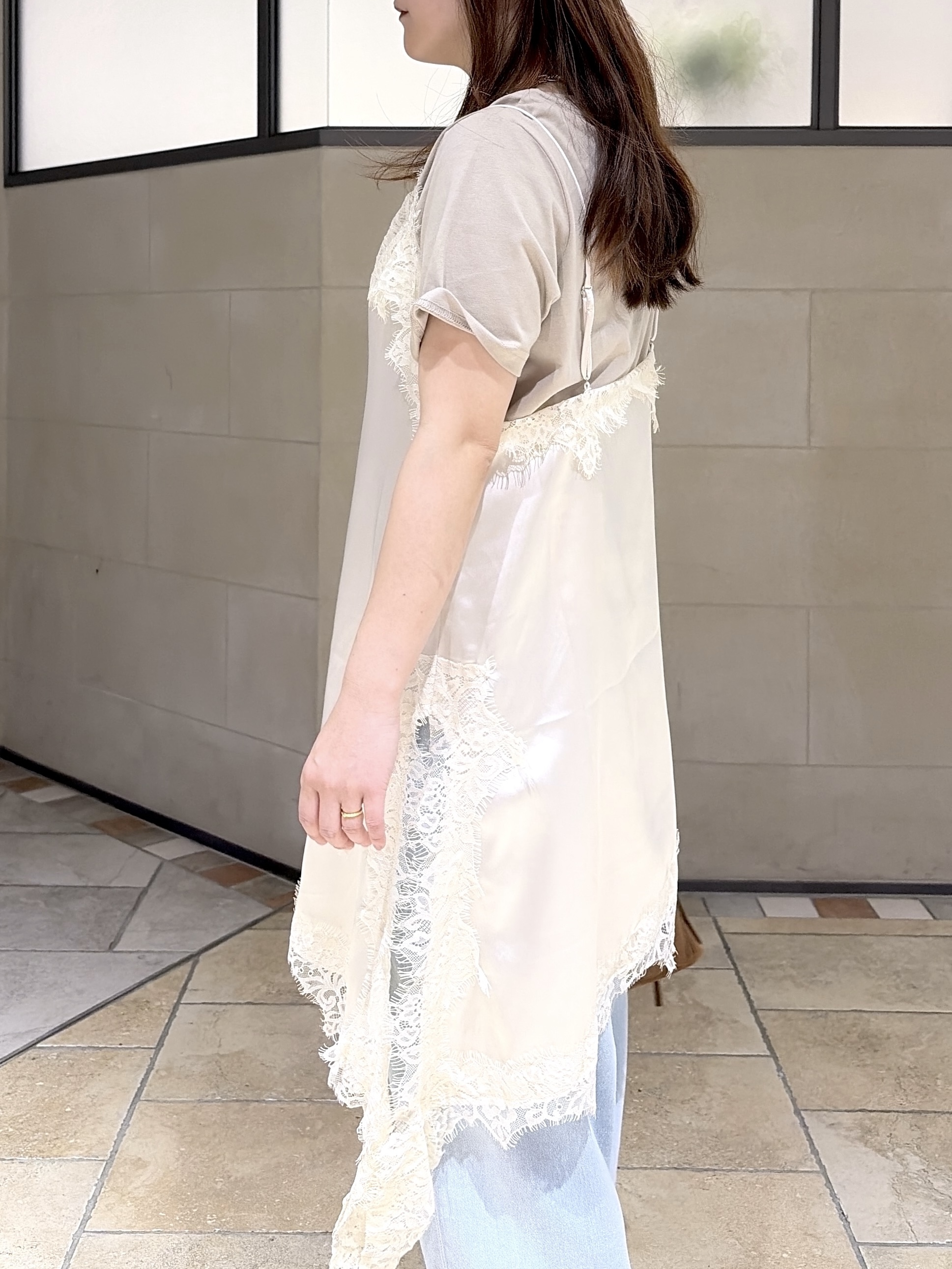 よねさんの「INDIVI｜イレギュラーヘムレースキャミ」を使ったコーディネート