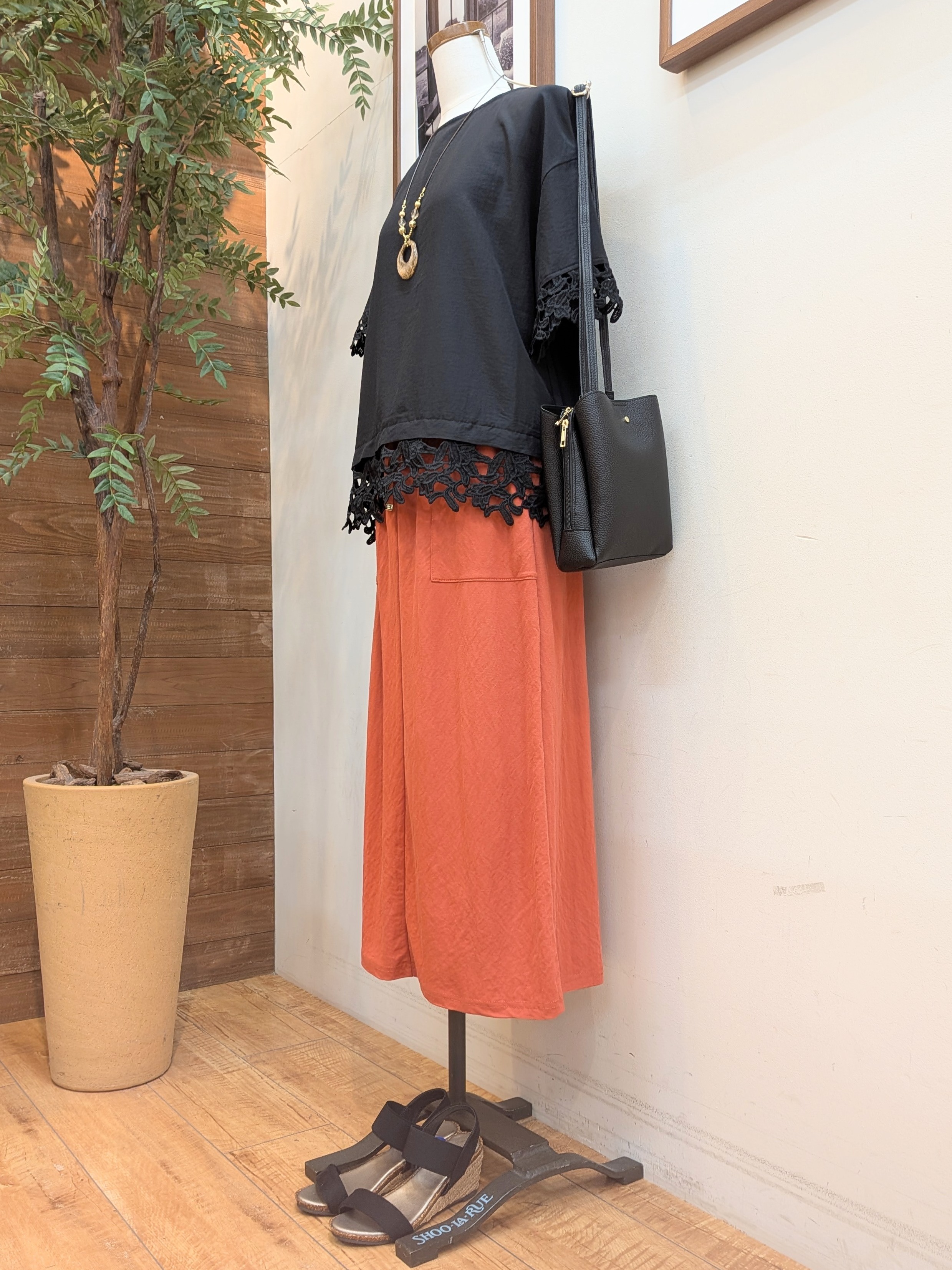 うっちーさんの「SHOO･LA･RUE｜【洗濯後しわになりにくい/S-LL】コーデの主役になる レース付きブラウス」を使ったコーディネート