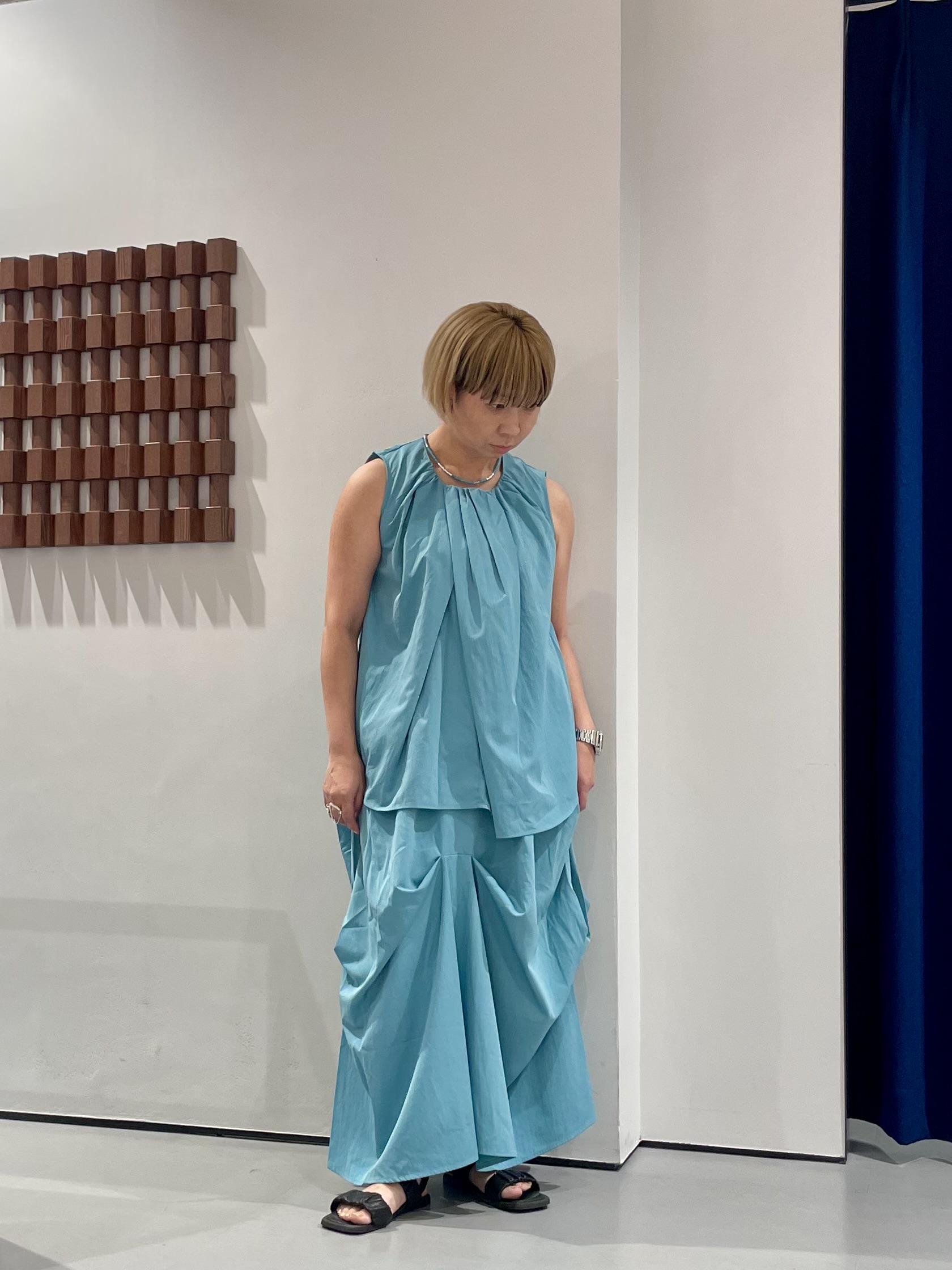 KOUさんの「INDIVI｜ボリュームタックスリーブレスブラウス」を使ったコーディネート