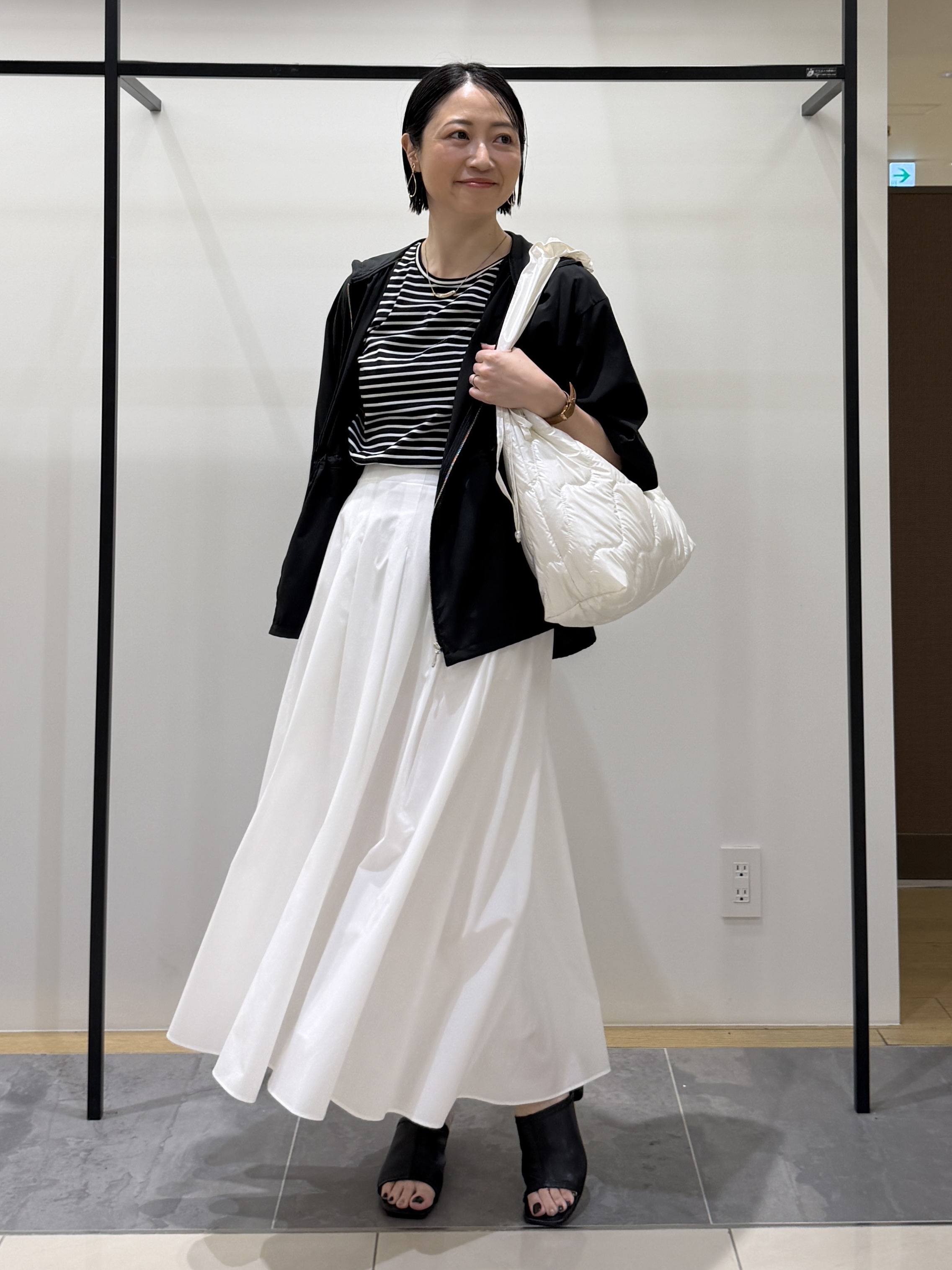 shihoさんの「INDIVI｜【撥水／UVカット】ライトフーディーブルゾン」を使ったコーディネート