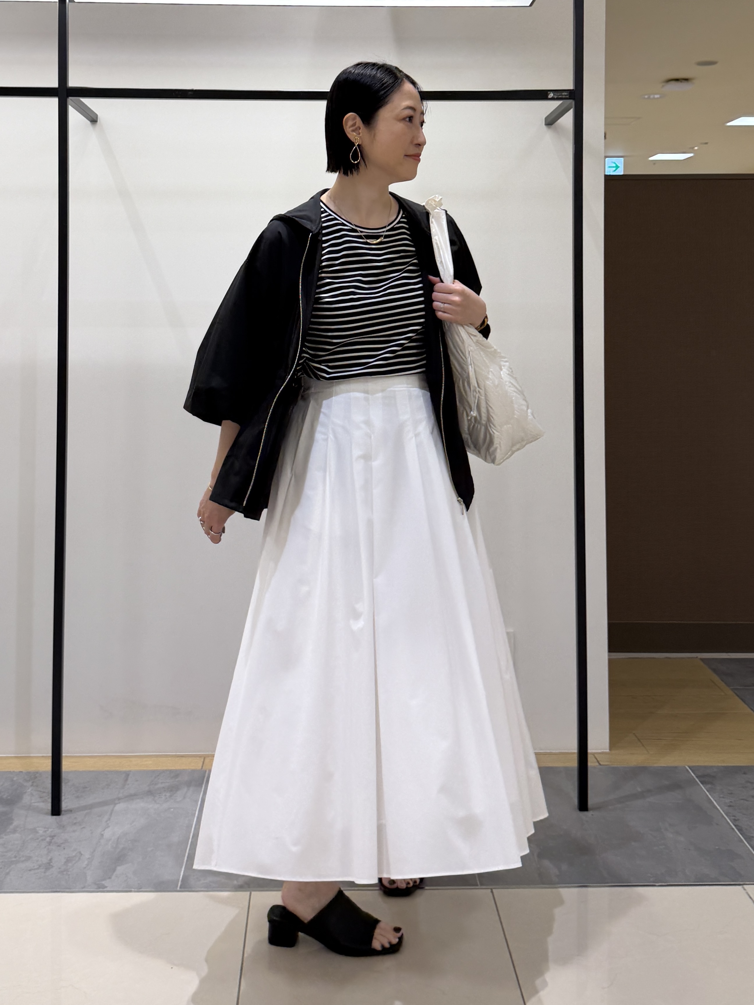 shihoさんの「INDIVI｜【撥水／UVカット】ライトフーディーブルゾン」を使ったコーディネート